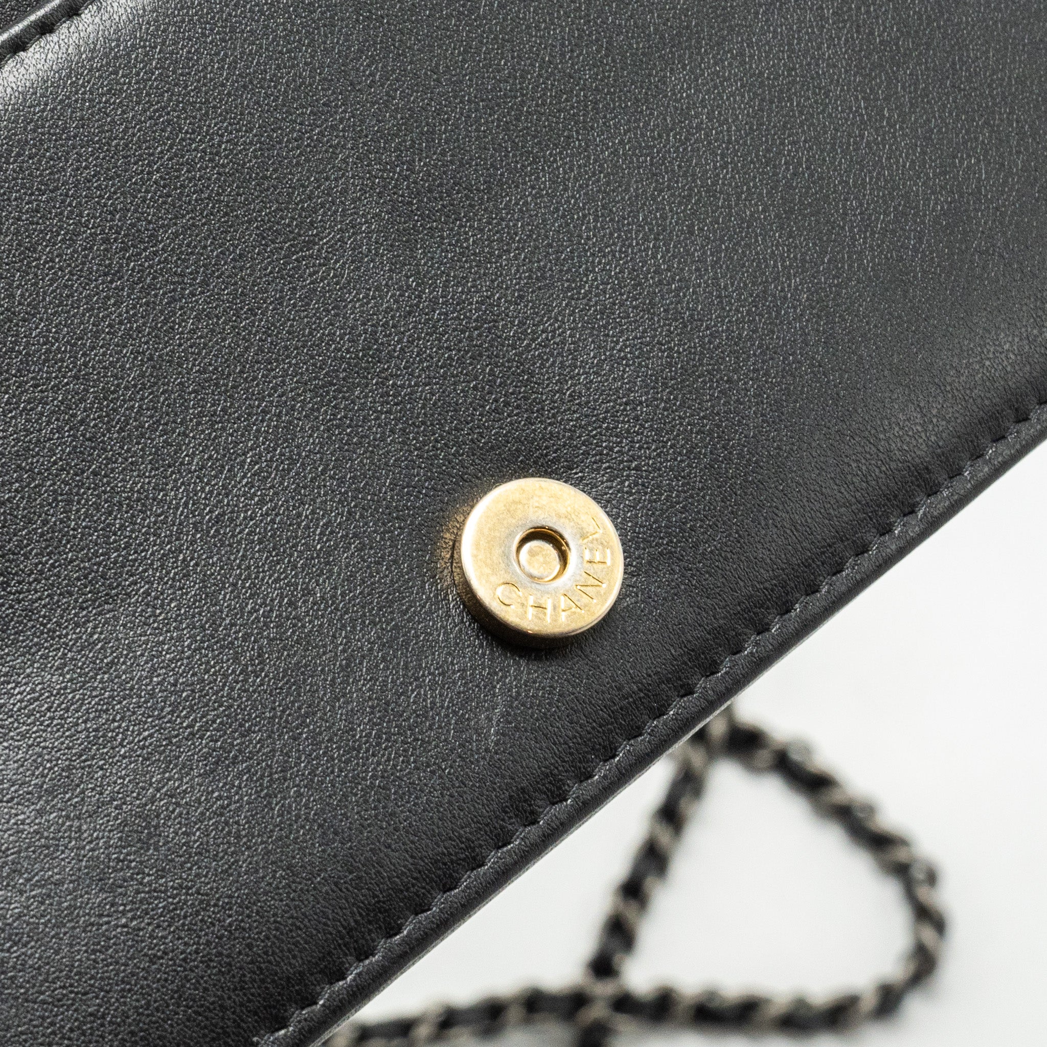chanel-gabrielle-wallet-on-chain-calfskin-white-black-multicolour-hardware-copy