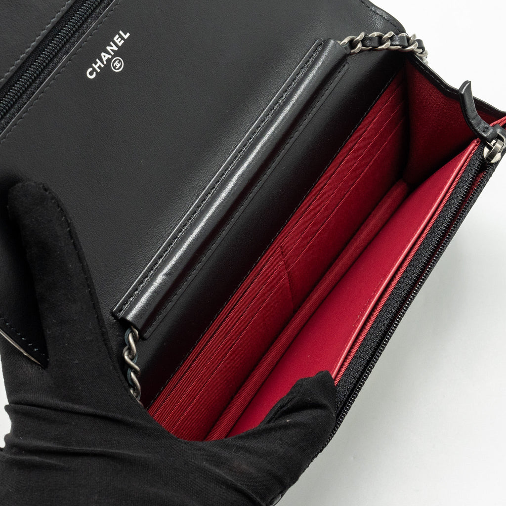chanel-gabrielle-wallet-on-chain-calfskin-white-black-multicolour-hardware-copy