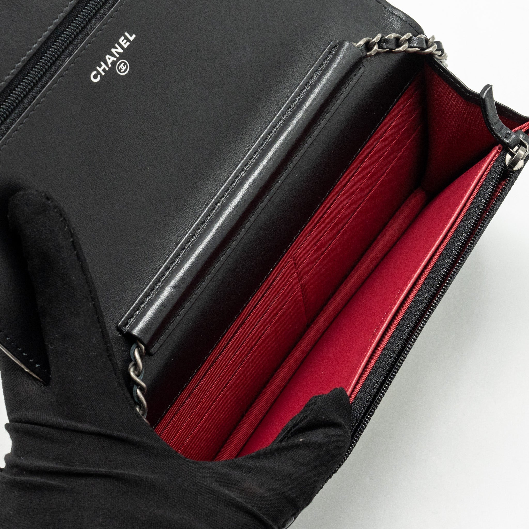 chanel-gabrielle-wallet-on-chain-calfskin-white-black-multicolour-hardware-copy