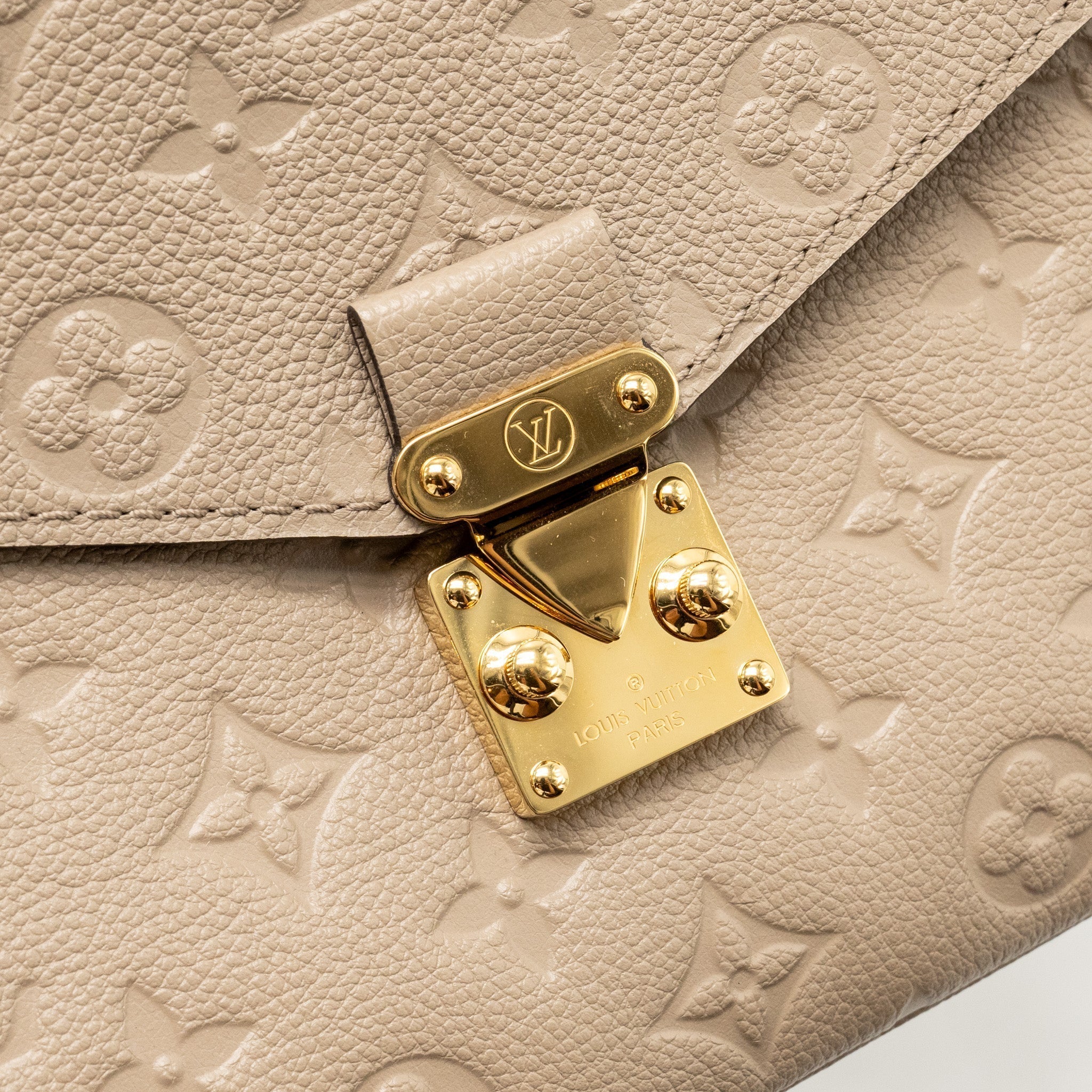louis-vuitton-pochette-metis-monogram-empreinte-tourterelle-ghw