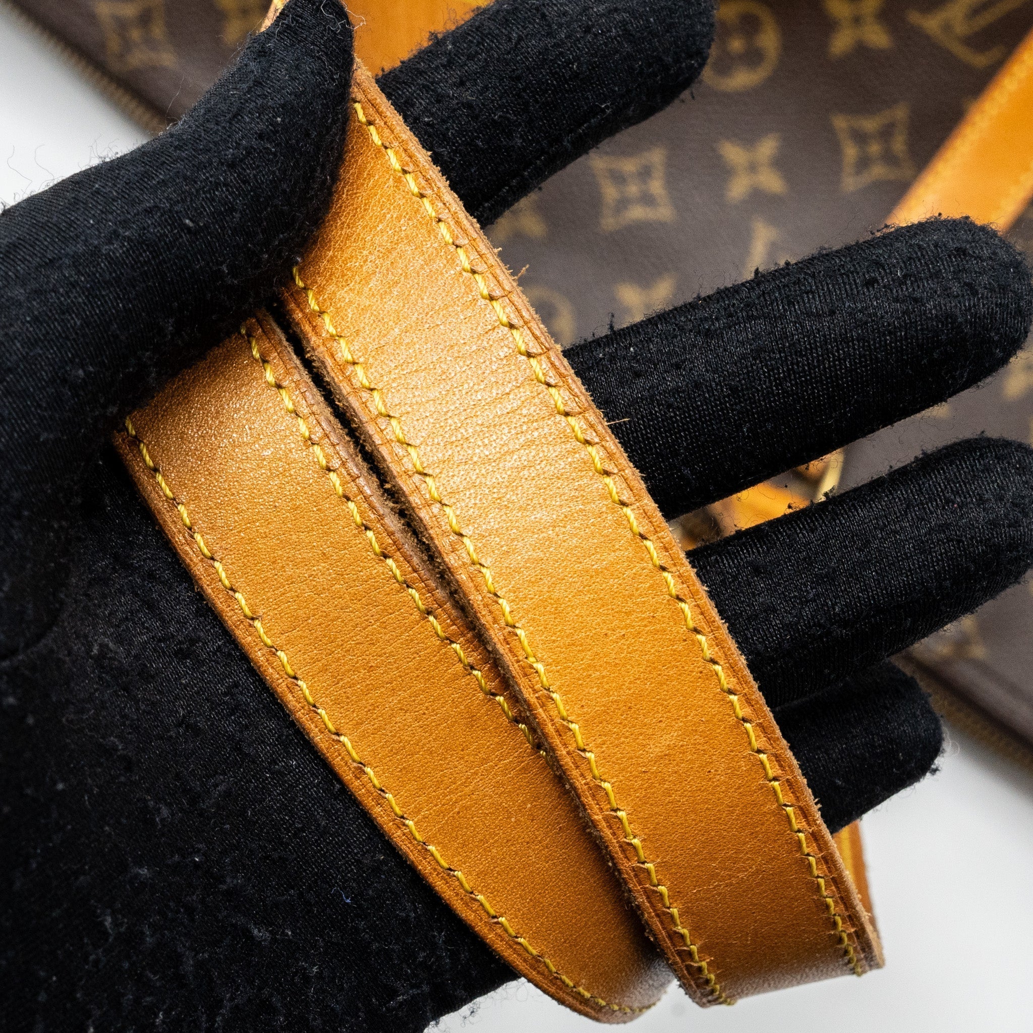 louis-vuitton-vintage-zipper-travel-bag-monogram-canvas-ghw