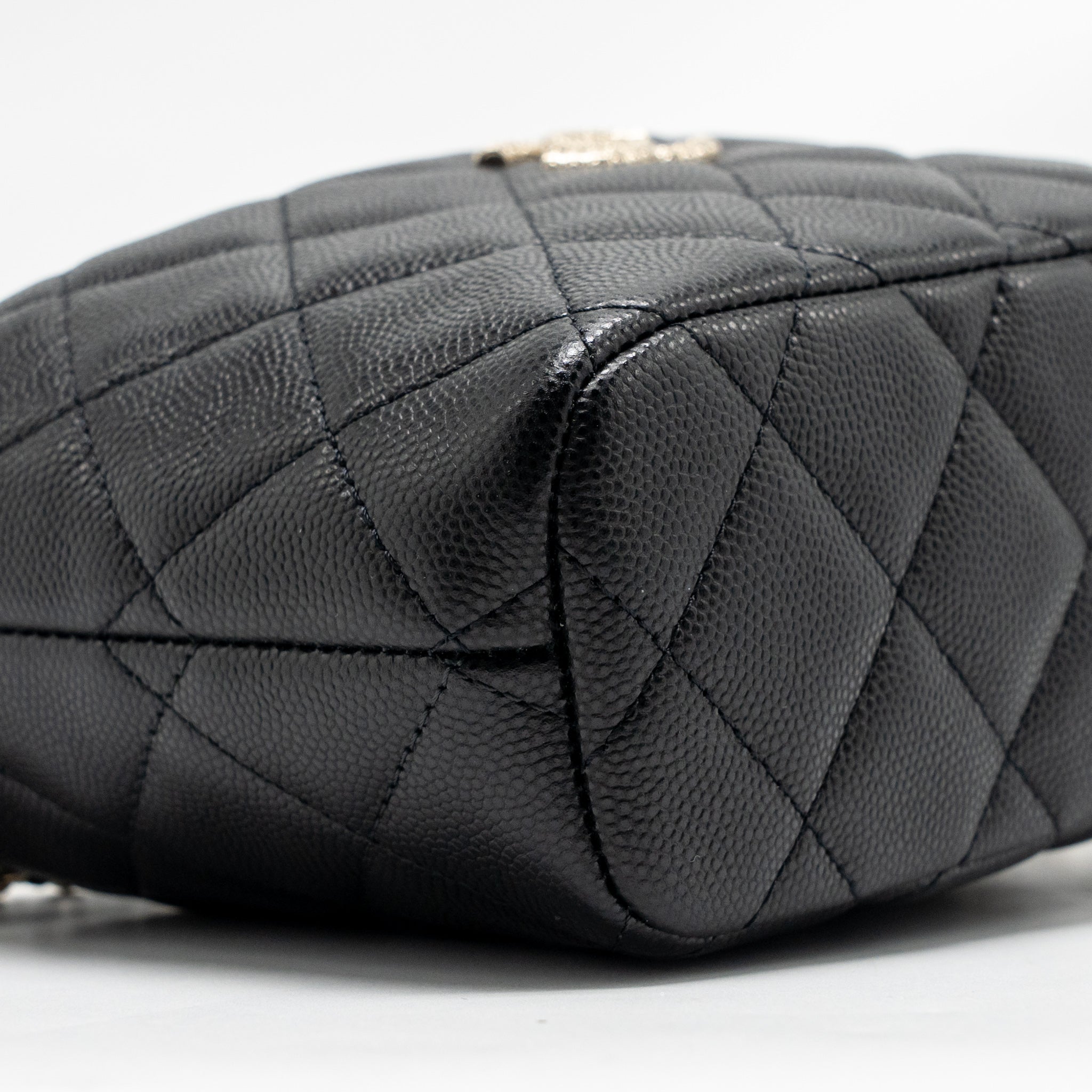 chanel-25c-detail-cc-logo-quilted-hobo-bag-caviar-black-lghwmicrochip-1