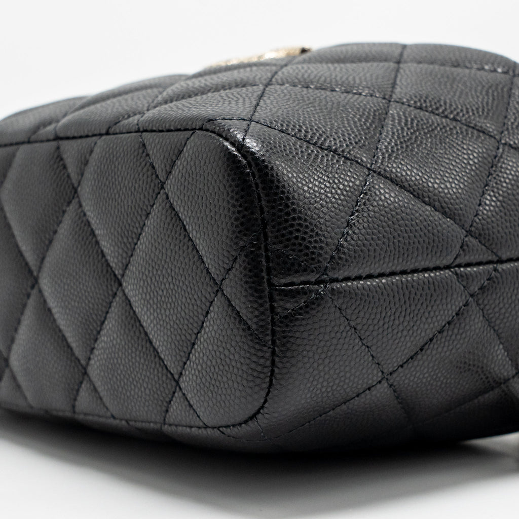 chanel-25c-detail-cc-logo-quilted-hobo-bag-caviar-black-lghwmicrochip-1