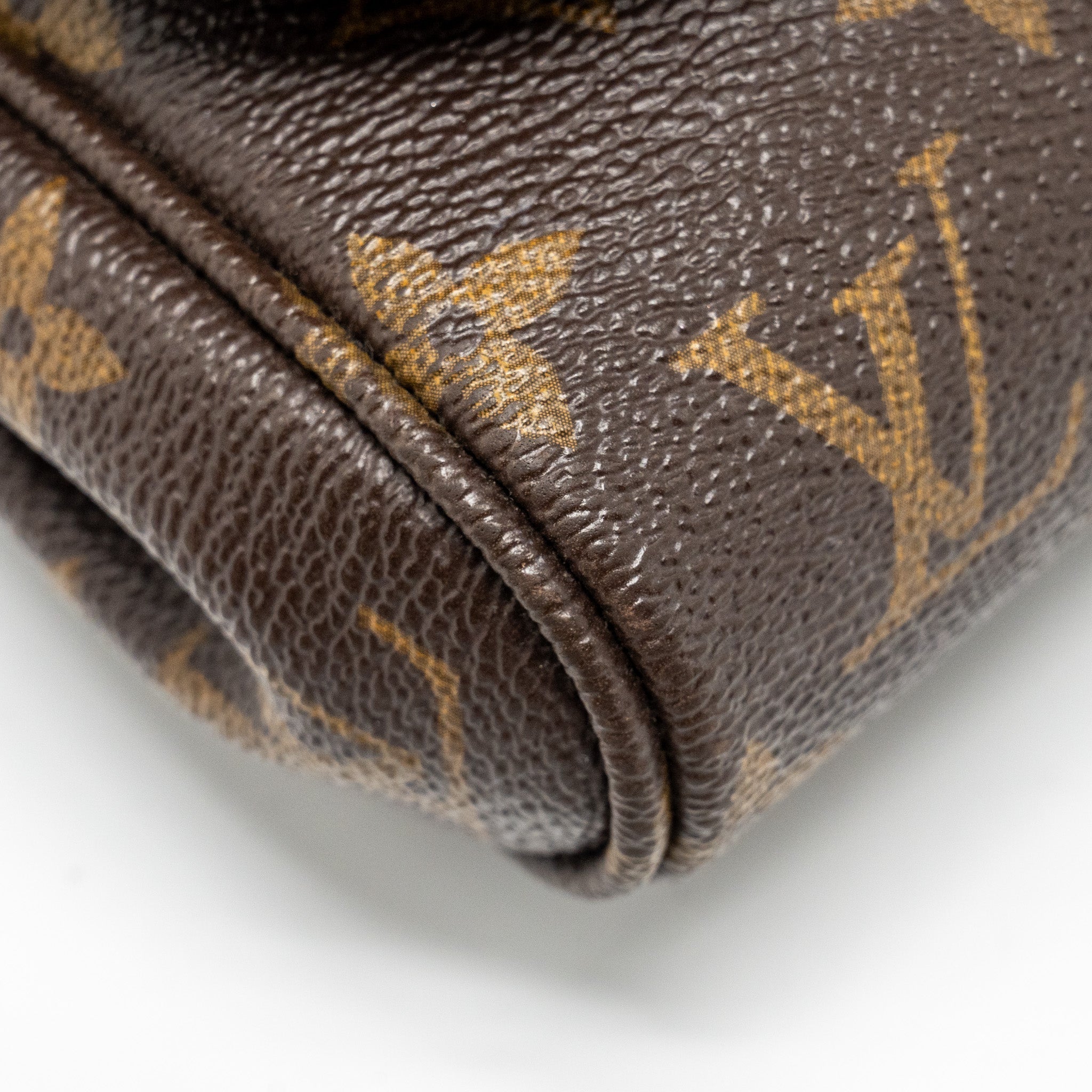 louis-vuitton-favourite-pm-monogram-canvas-ghw-1