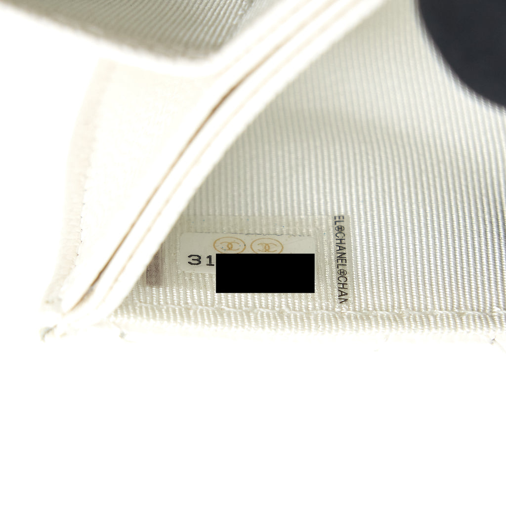 chanel-21b-card-holder-on-chain-caviar-white-lghw