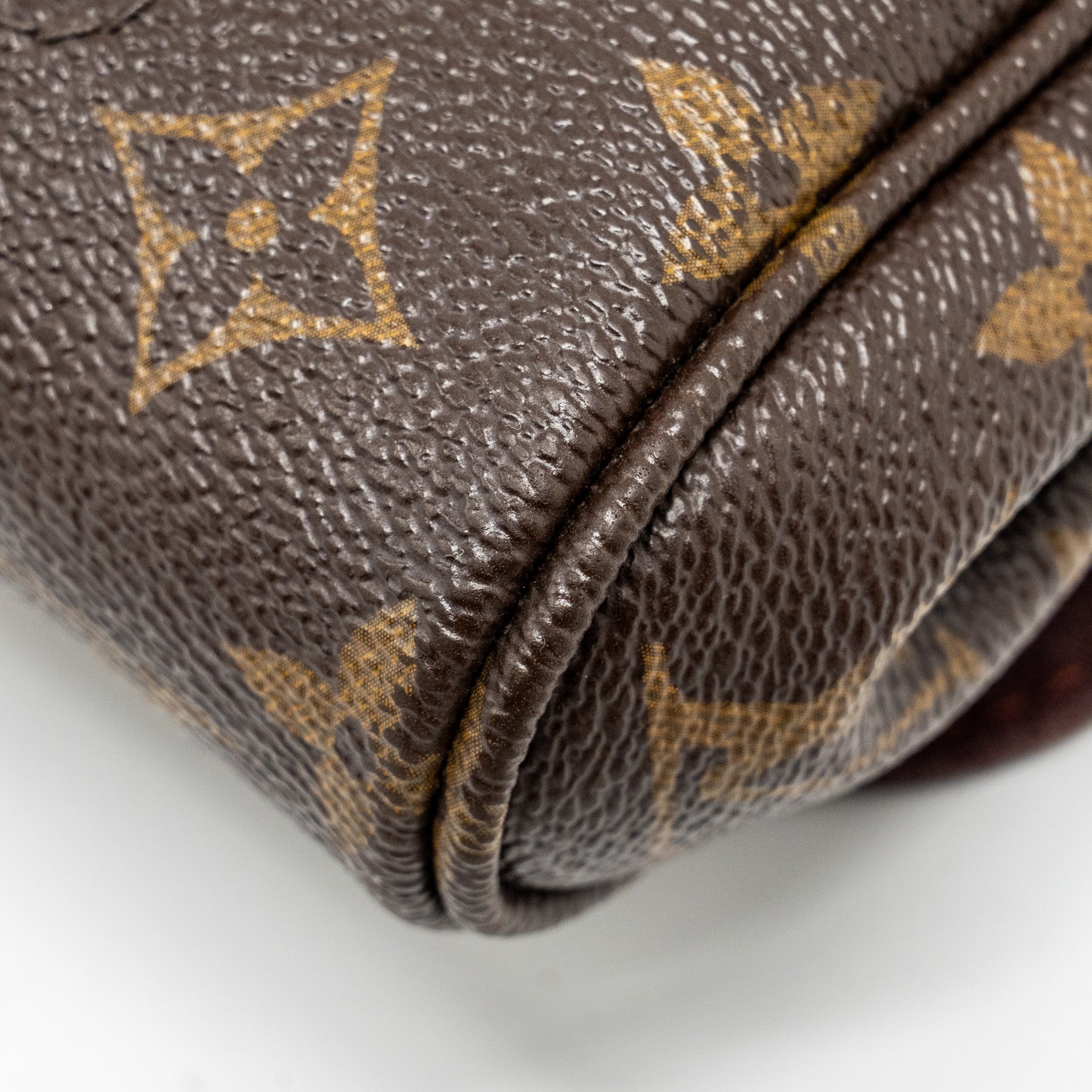 louis-vuitton-favourite-pm-monogram-canvas-ghw-1