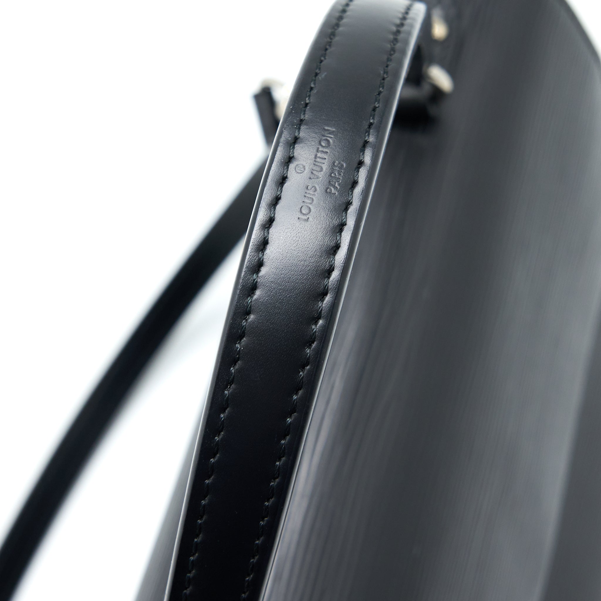 louis-vuitton-cluny-mm-epi-black-shw