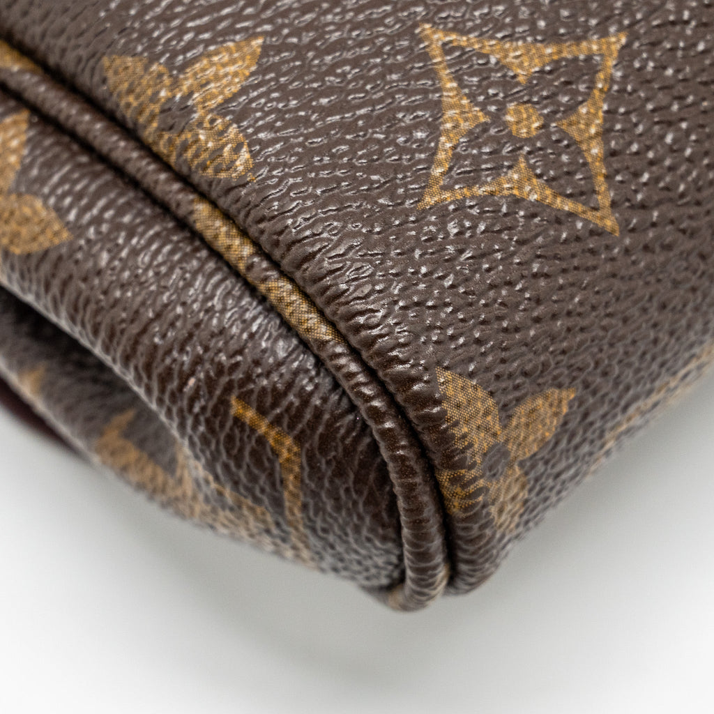 louis-vuitton-favourite-pm-monogram-canvas-ghw-1
