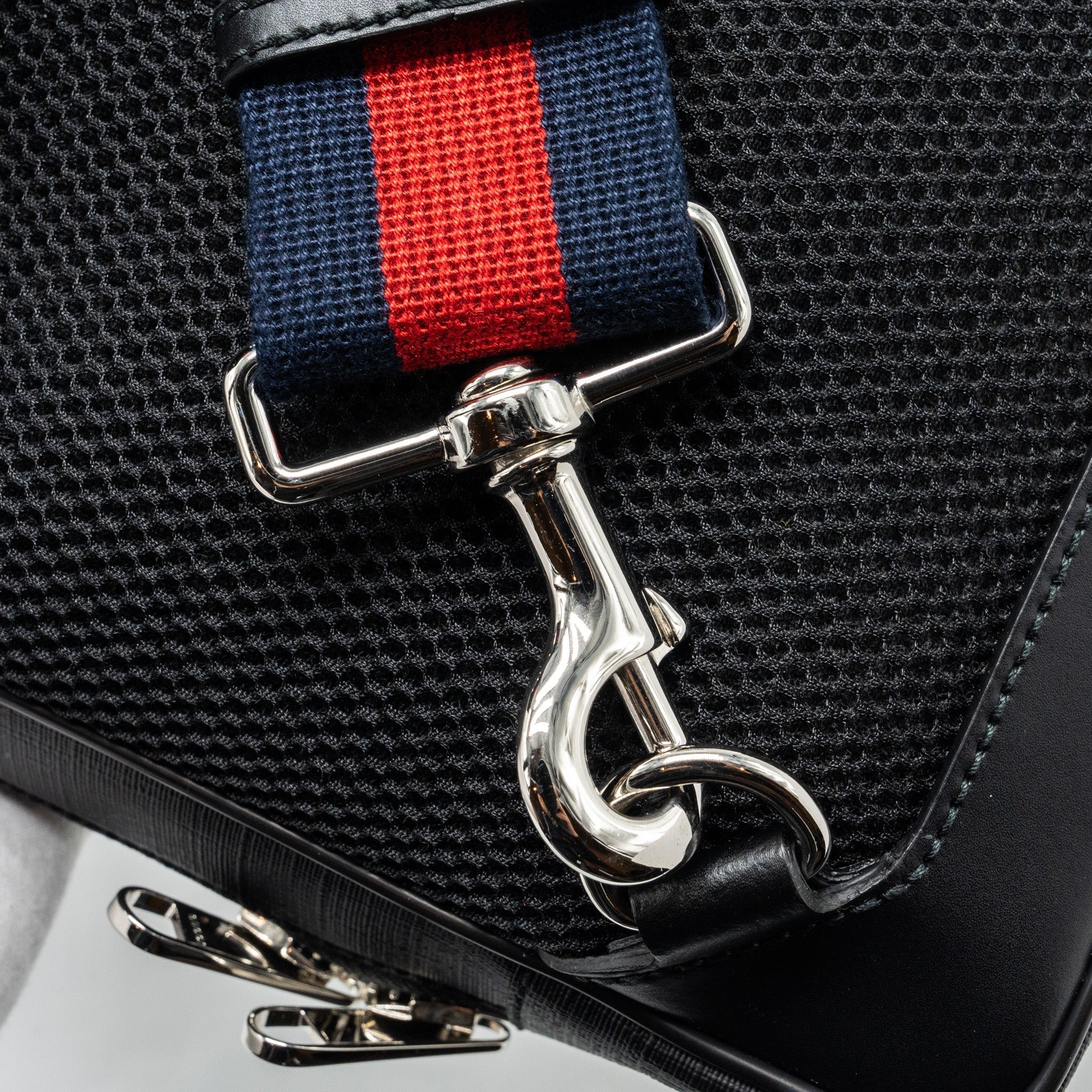 gucci-gg-black-sling-backpack-gg-supreme-canvas-black-shw