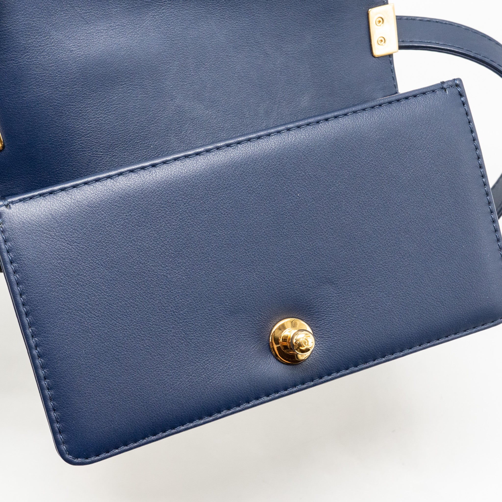 chanel-small-chevron-boy-bag-calfskin-white-navy-ghw