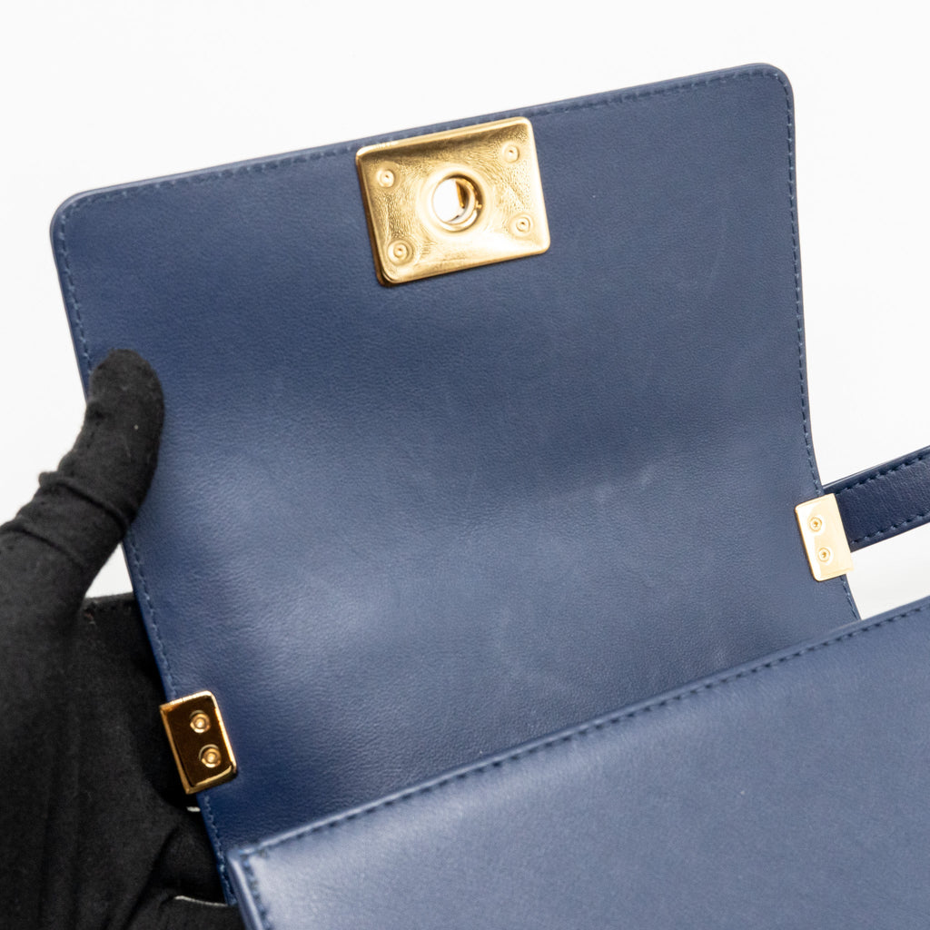 chanel-small-chevron-boy-bag-calfskin-white-navy-ghw