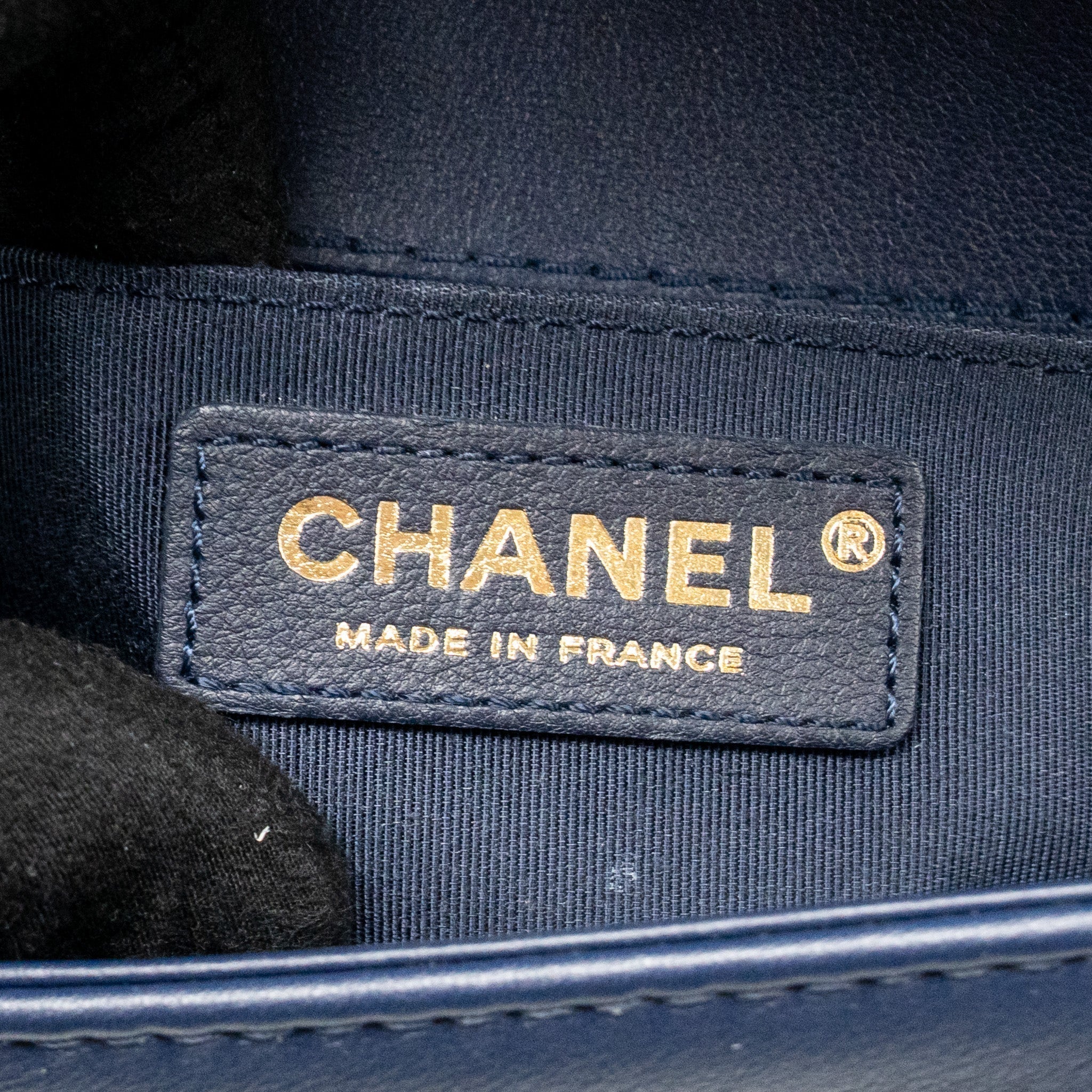 chanel-small-chevron-boy-bag-calfskin-white-navy-ghw