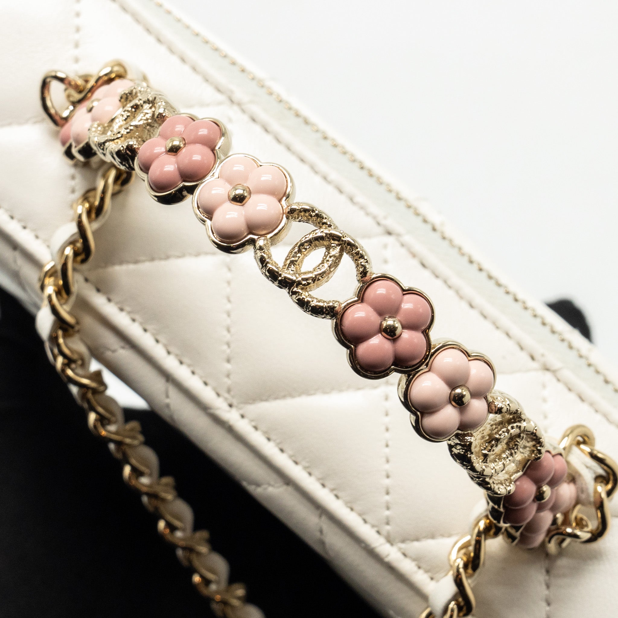 chanel-23k-camellia-top-handle-long-vanity-case-with-chain-calfskin-white-lghwmicrochip