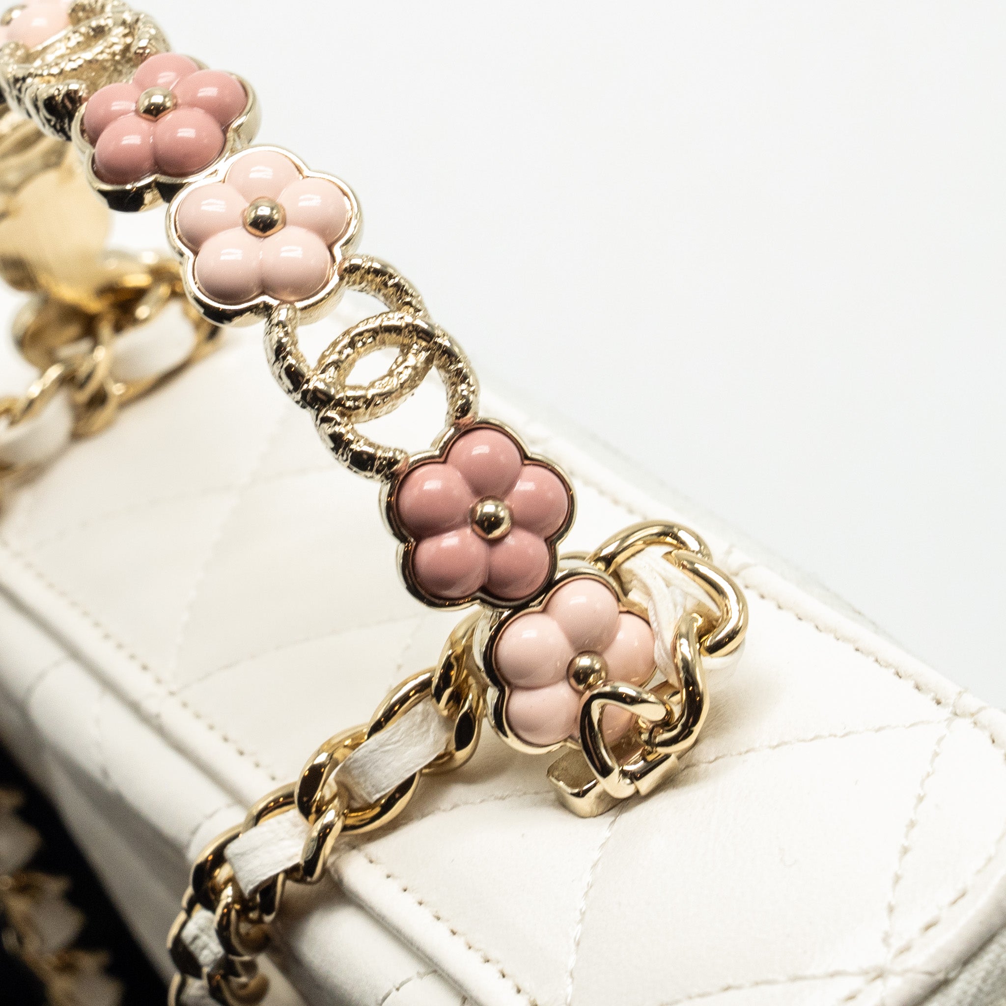 chanel-23k-camellia-top-handle-long-vanity-case-with-chain-calfskin-white-lghwmicrochip