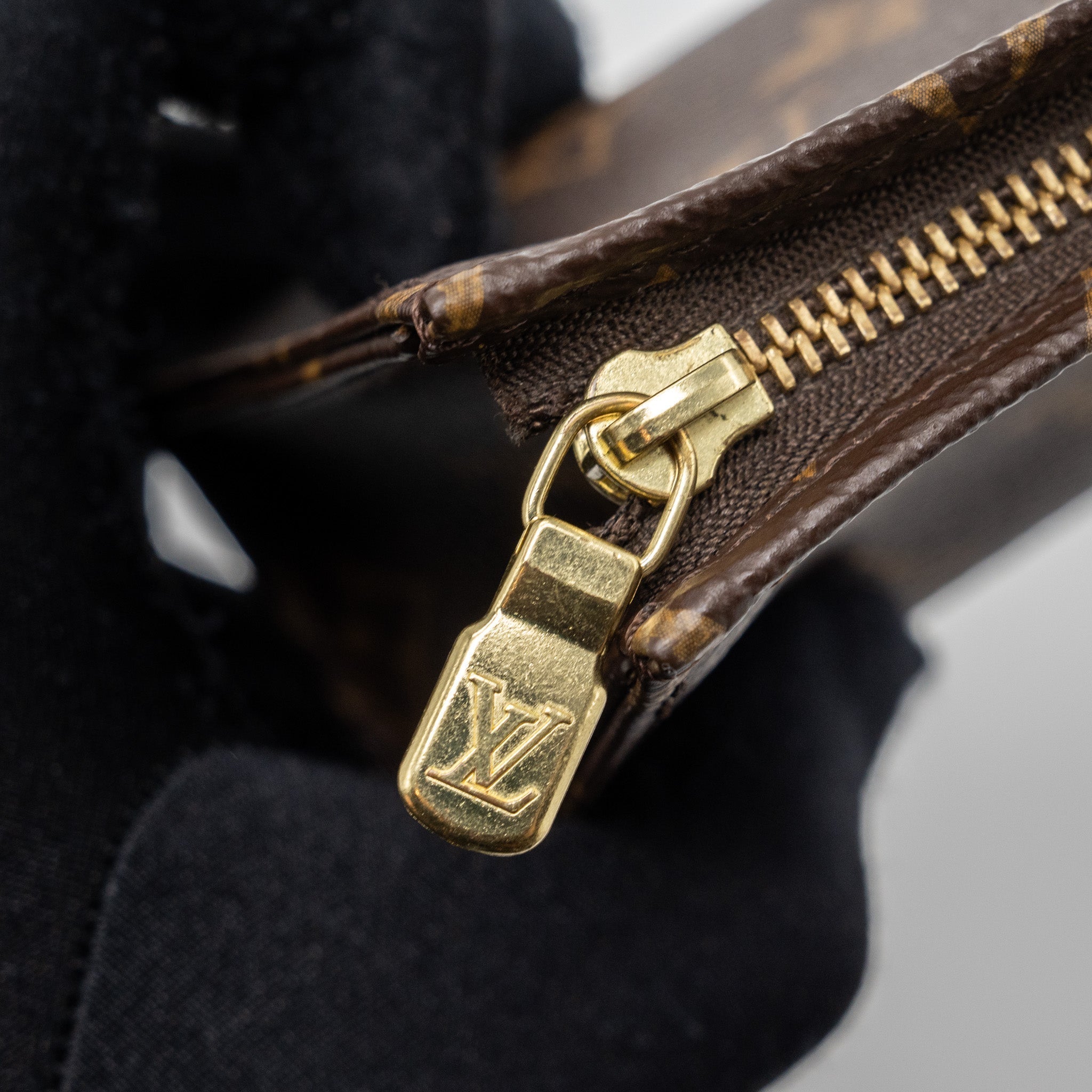 louis-vuitton-size-15-toiletry-pouch-monogram-ghw