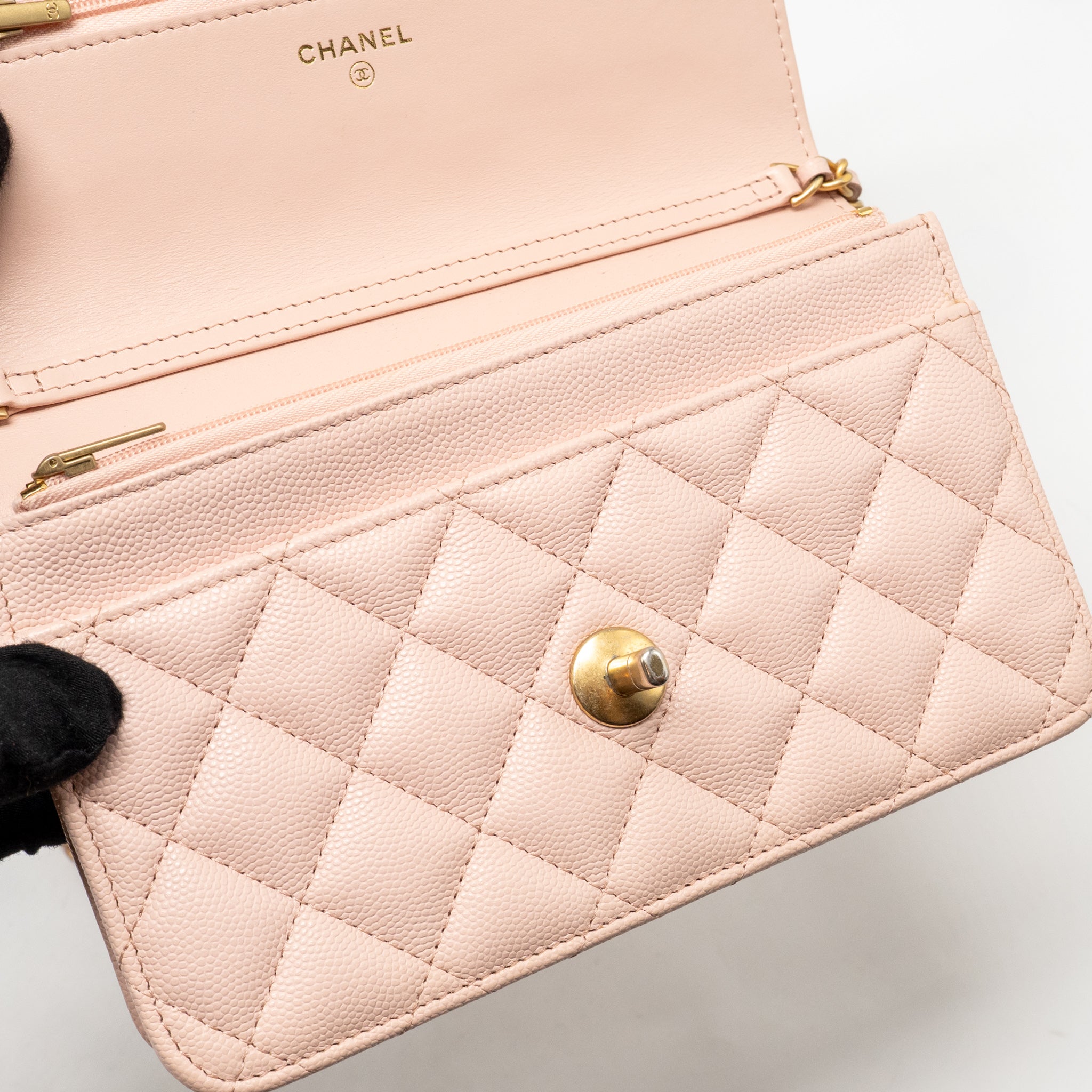 chanel-camellia-turnlock-wallet-on-chain-caviar-light-pink-ghwmicrochip