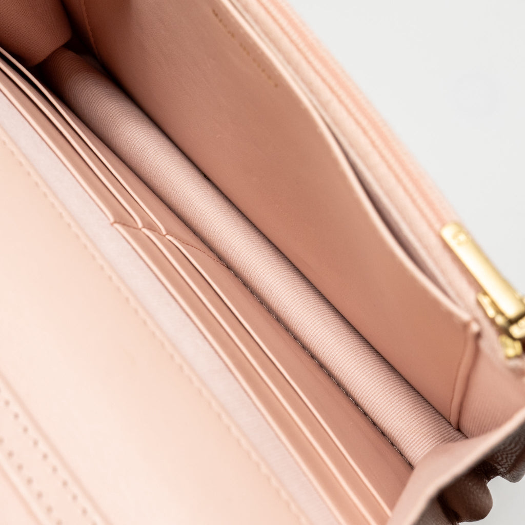 chanel-camellia-turnlock-wallet-on-chain-caviar-light-pink-ghwmicrochip