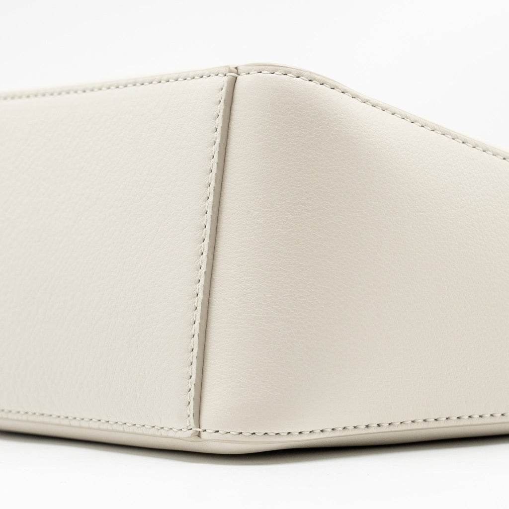 loewe-mini-hammock-hobo-classic-calfskin-white-shw