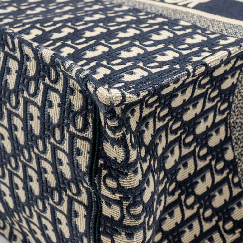 dior-large-book-tote-blue-dior-oblique-embroidery-2