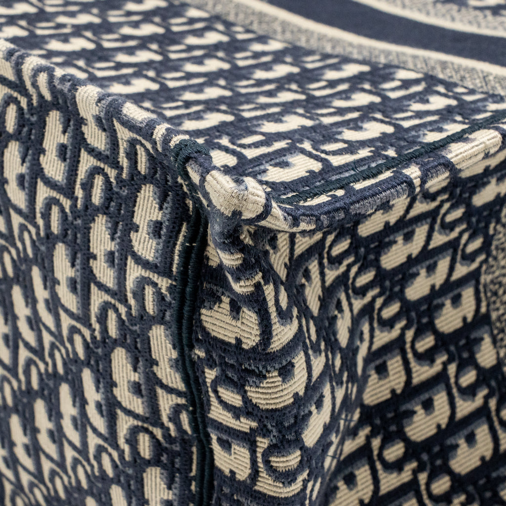 dior-large-book-tote-blue-dior-oblique-embroidery-2
