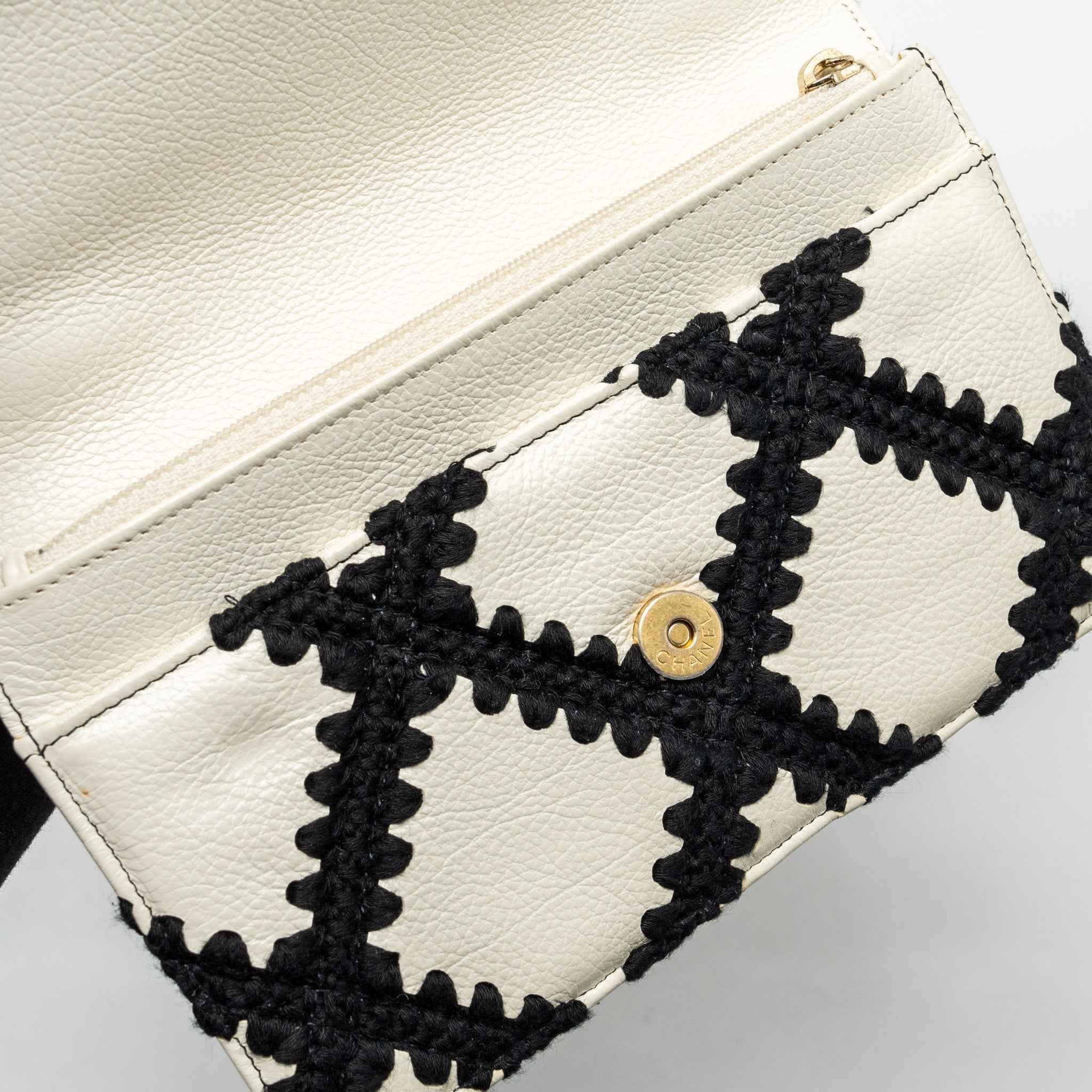 chanel-19-wallet-on-chain-fabric-calfskin-white-black-multicolour-hardware
