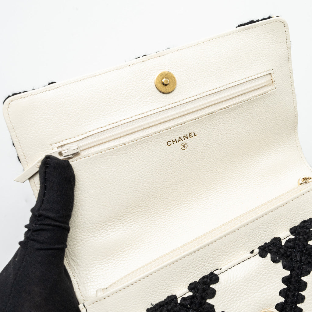 chanel-19-wallet-on-chain-fabric-calfskin-white-black-multicolour-hardware