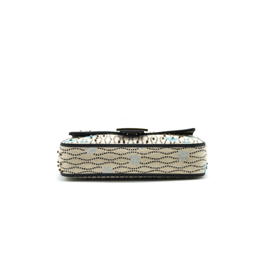 fendi-baguette-iconic-medium-white-raffia-bag-multicolor-1