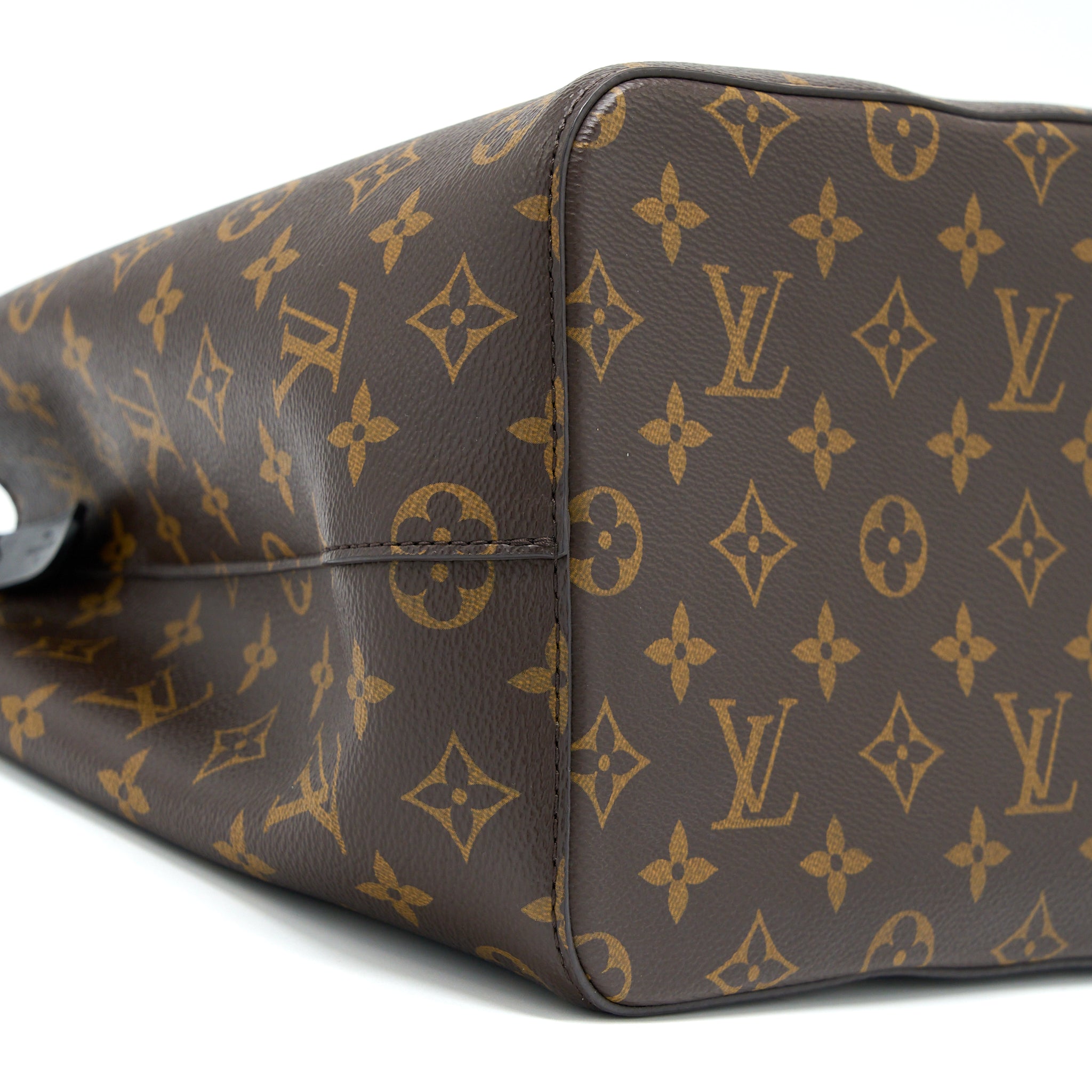 louis-vuitton-neo-noe-mm-monogram-canvas-ghw