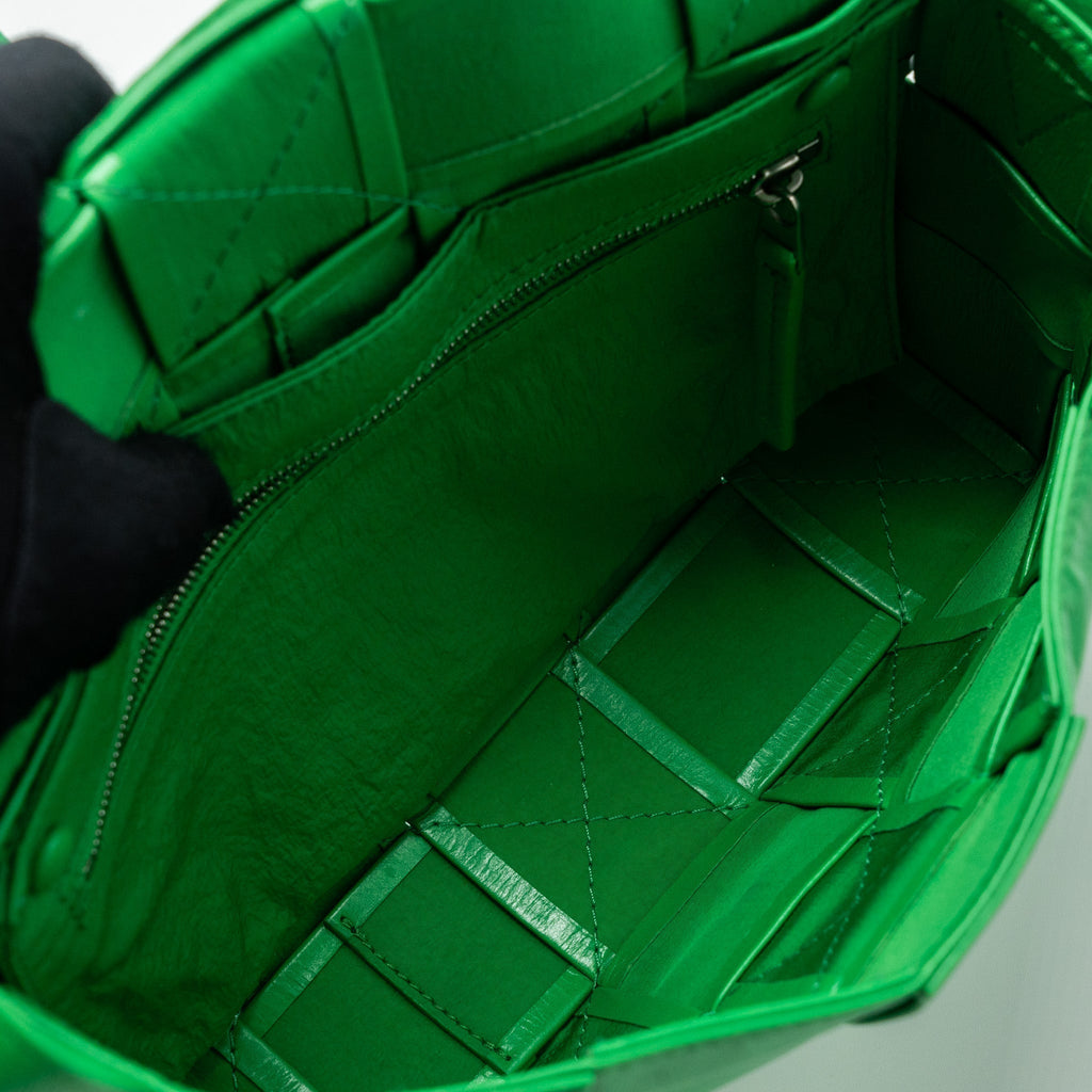 bottega-veneta-cassette-leather-green-shw