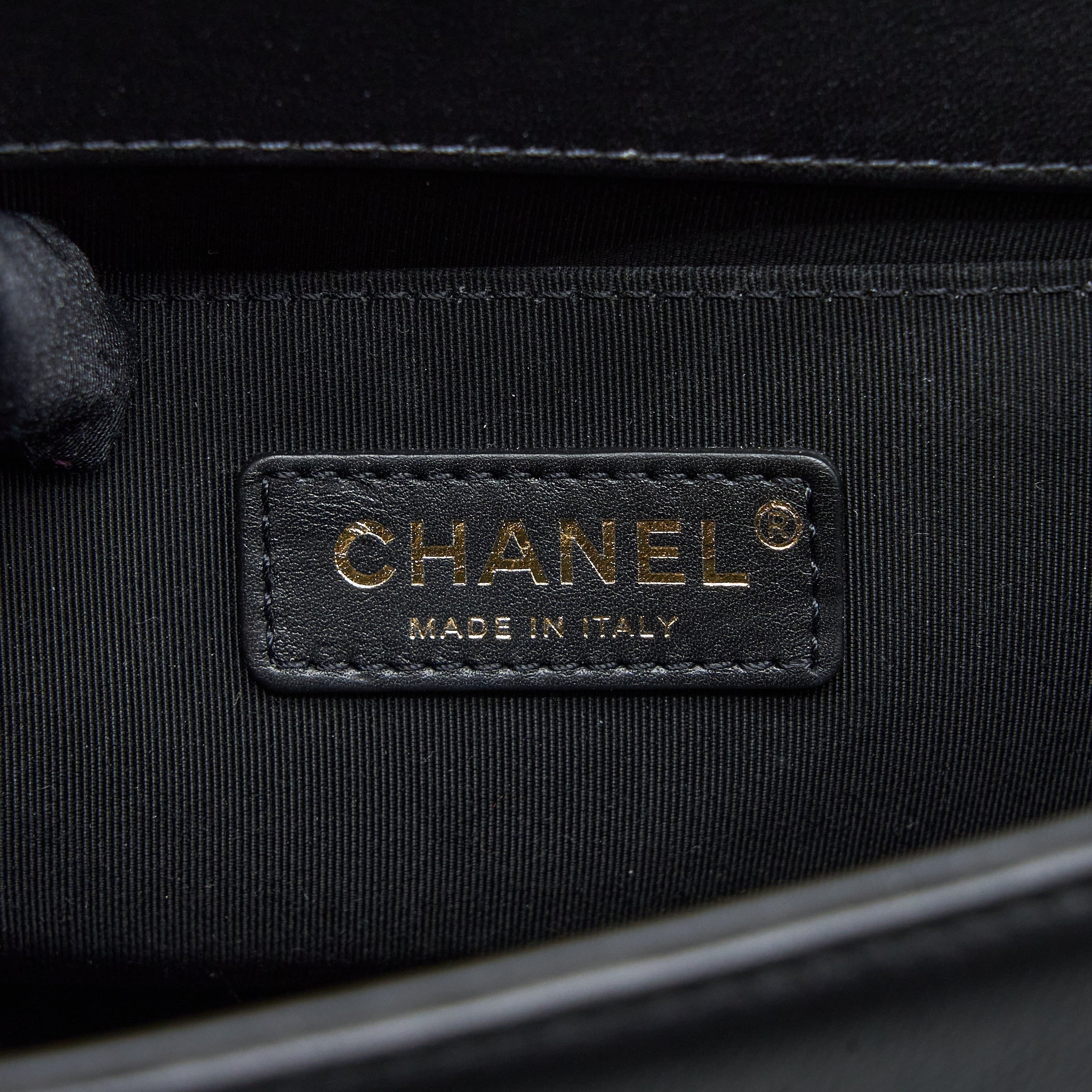 chanel-medium-boy-bag-calfskin-black-brushed-ghw