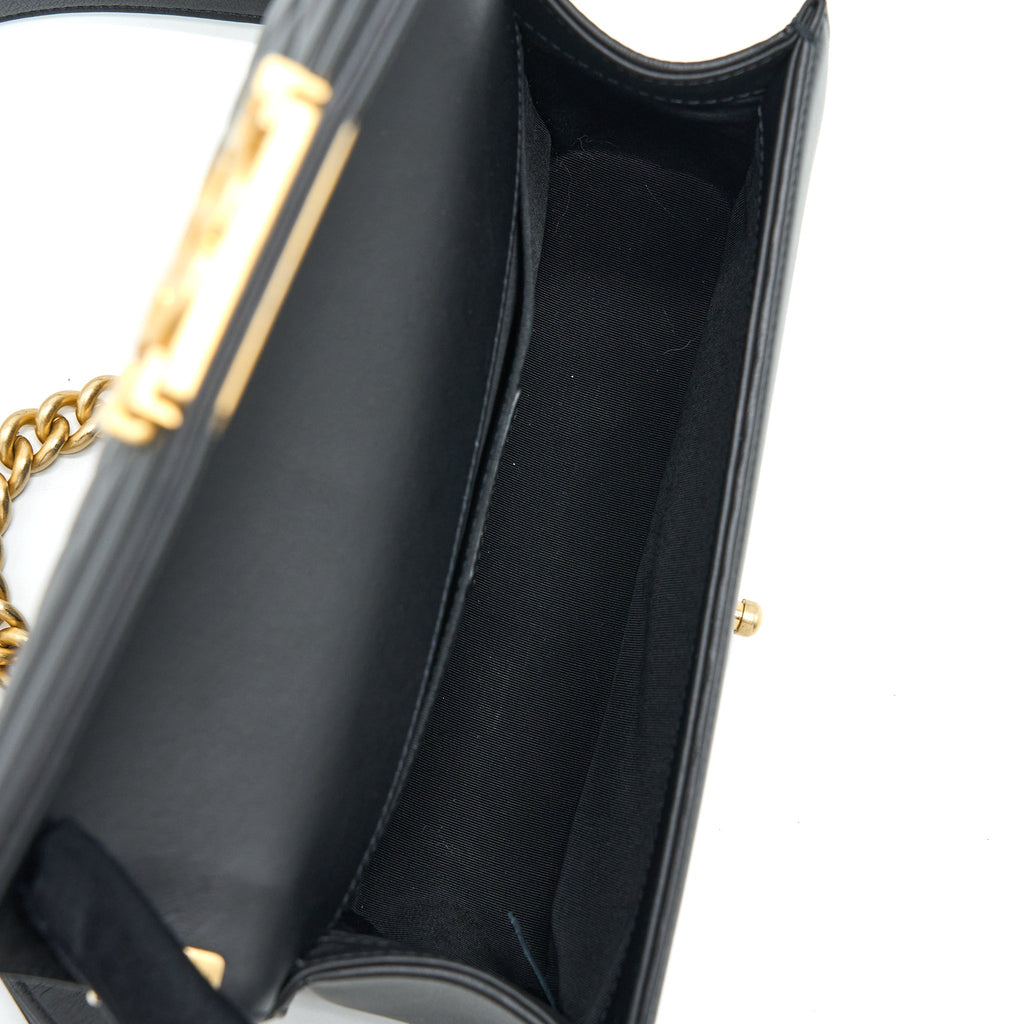chanel-medium-boy-bag-calfskin-black-brushed-ghw