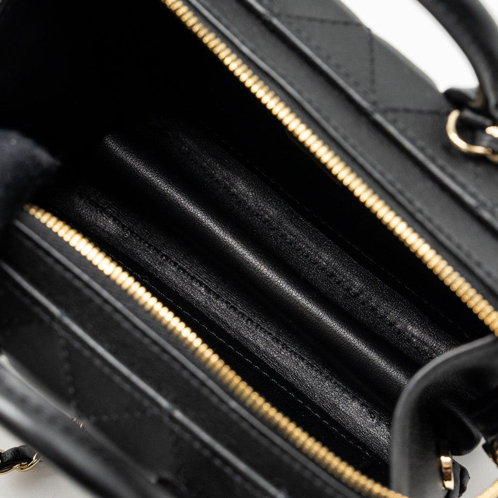 chanel-22b-small-vanity-case-calfskin-black-ghw-microchip-1