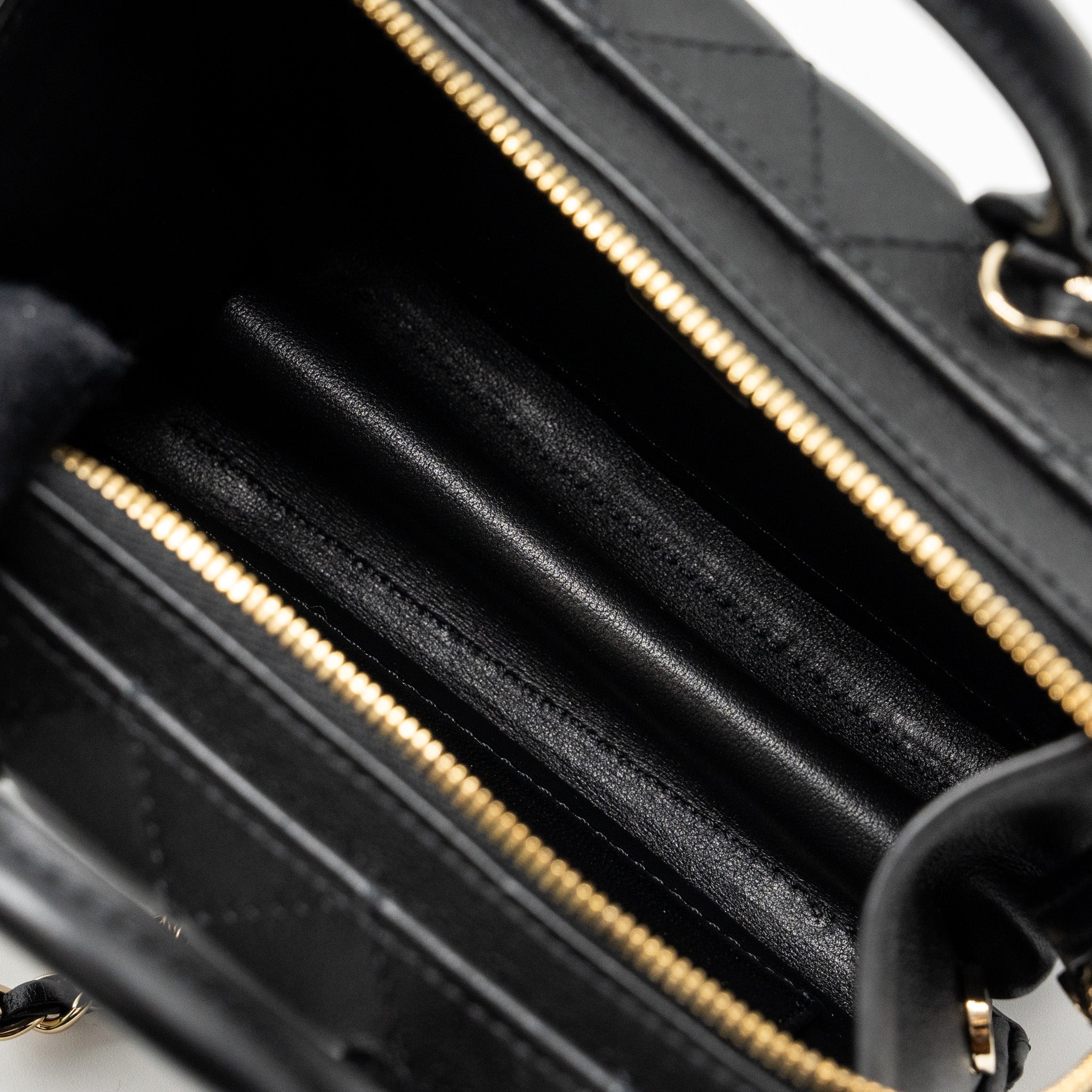 chanel-22b-small-vanity-case-calfskin-black-ghw-microchip-1