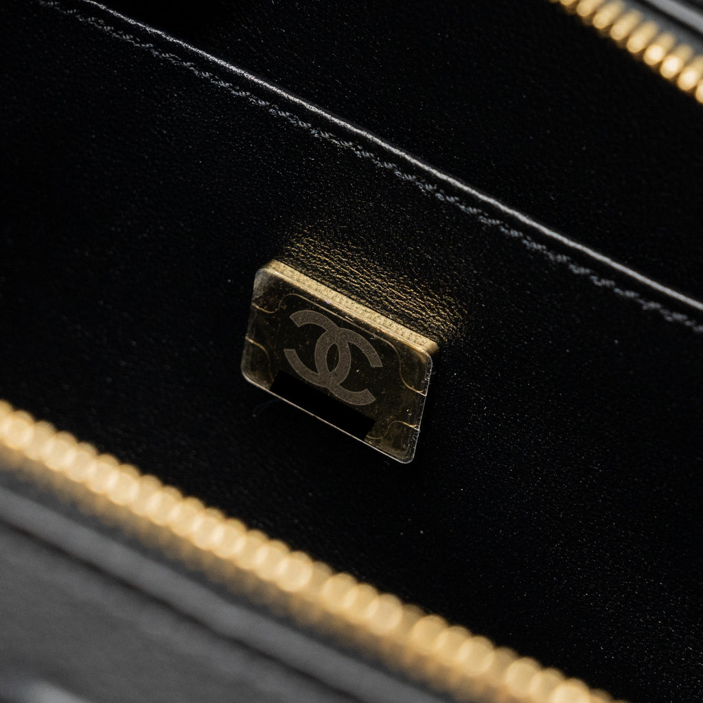 chanel-22b-small-vanity-case-calfskin-black-ghw-microchip-1