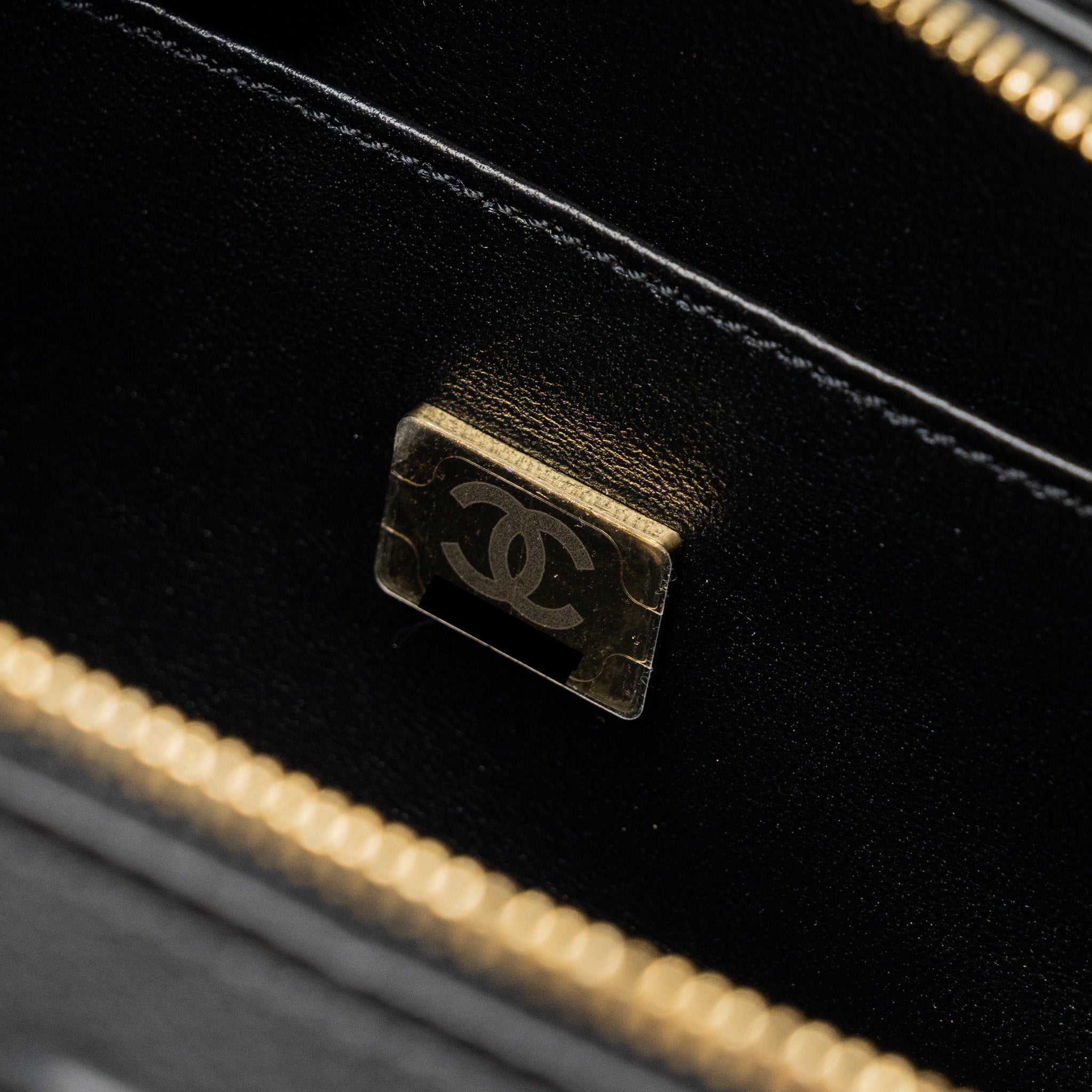 chanel-22b-small-vanity-case-calfskin-black-ghw-microchip-1