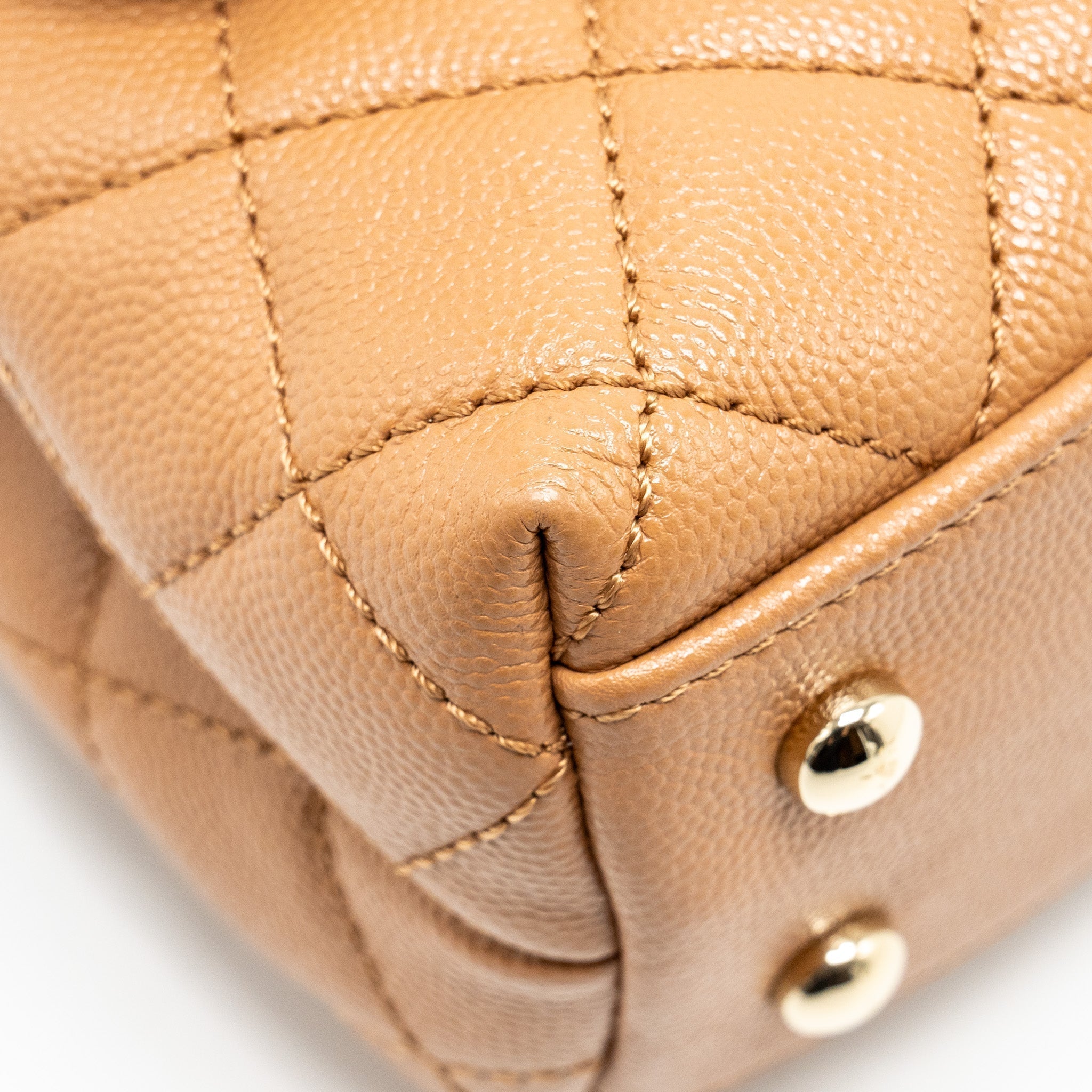 chanel-21p-small-coco-handle-caviar-caramel-lghw-1