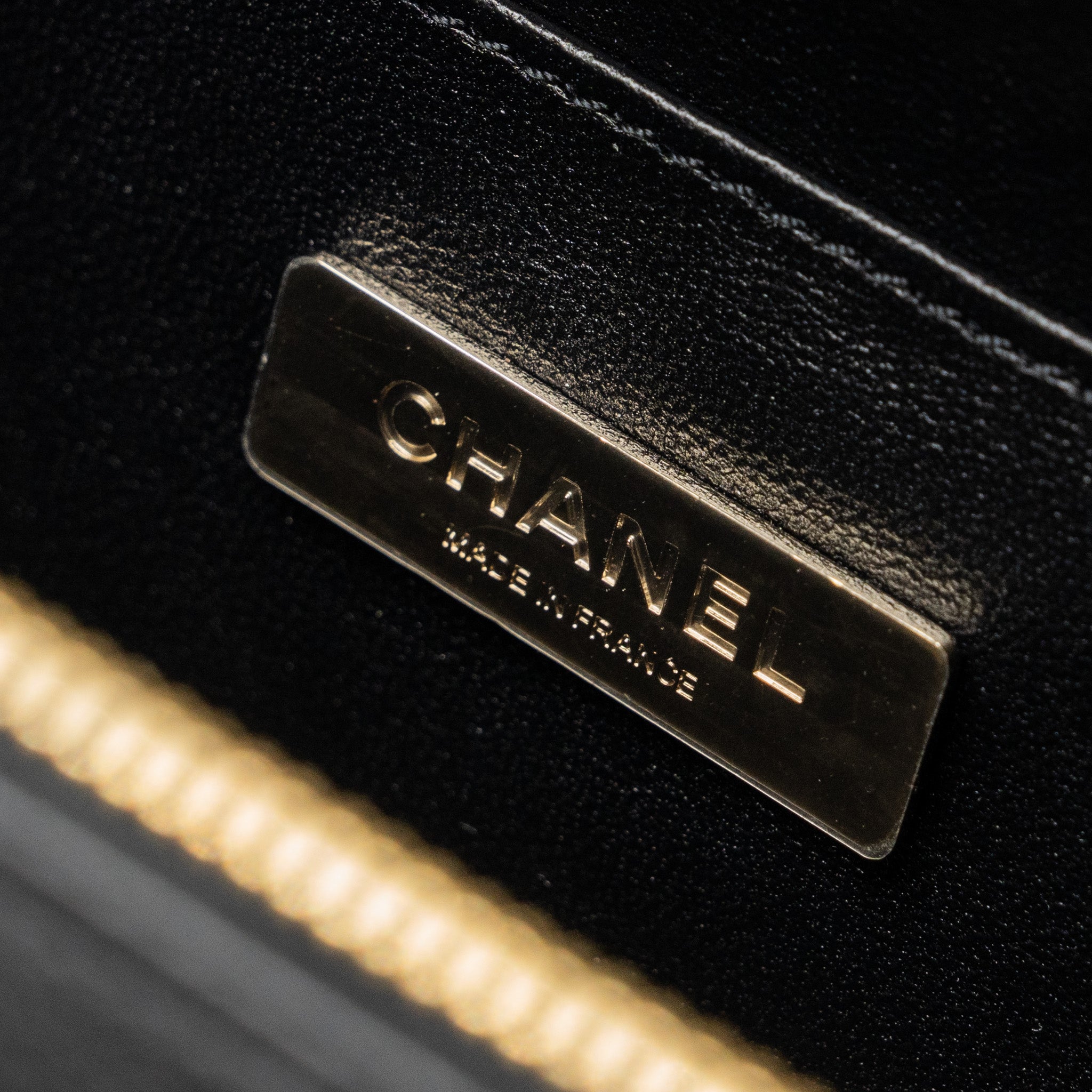 chanel-22b-small-vanity-case-calfskin-black-ghw-microchip-1