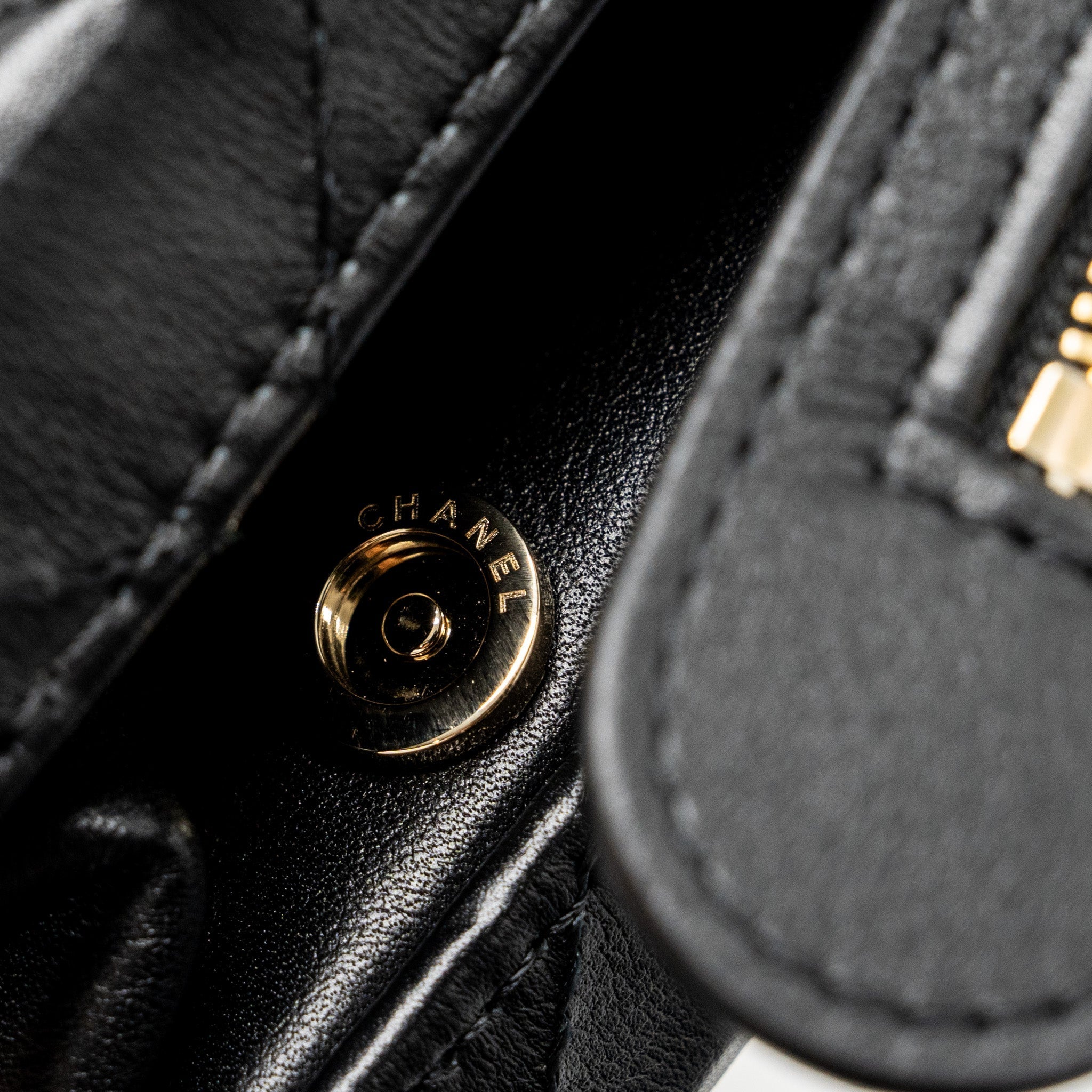 chanel-22b-small-vanity-case-calfskin-black-ghw-microchip-1