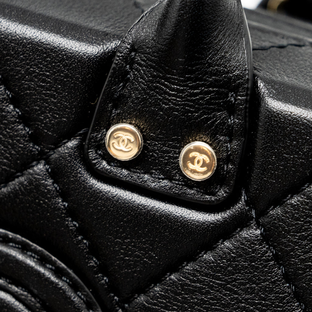 chanel-22b-small-vanity-case-calfskin-black-ghw-microchip-1