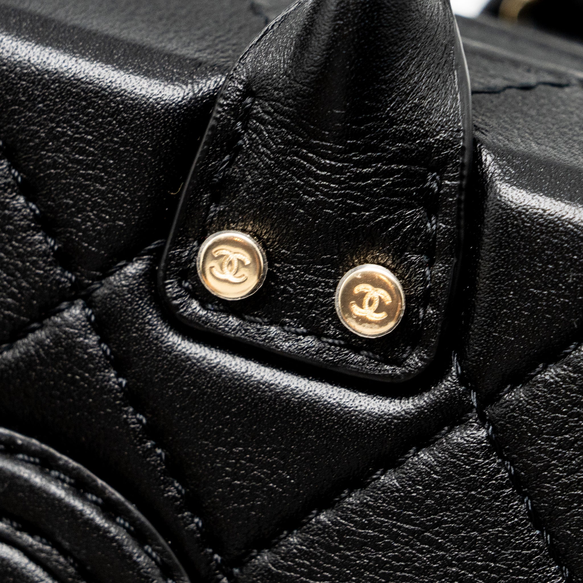chanel-22b-small-vanity-case-calfskin-black-ghw-microchip-1