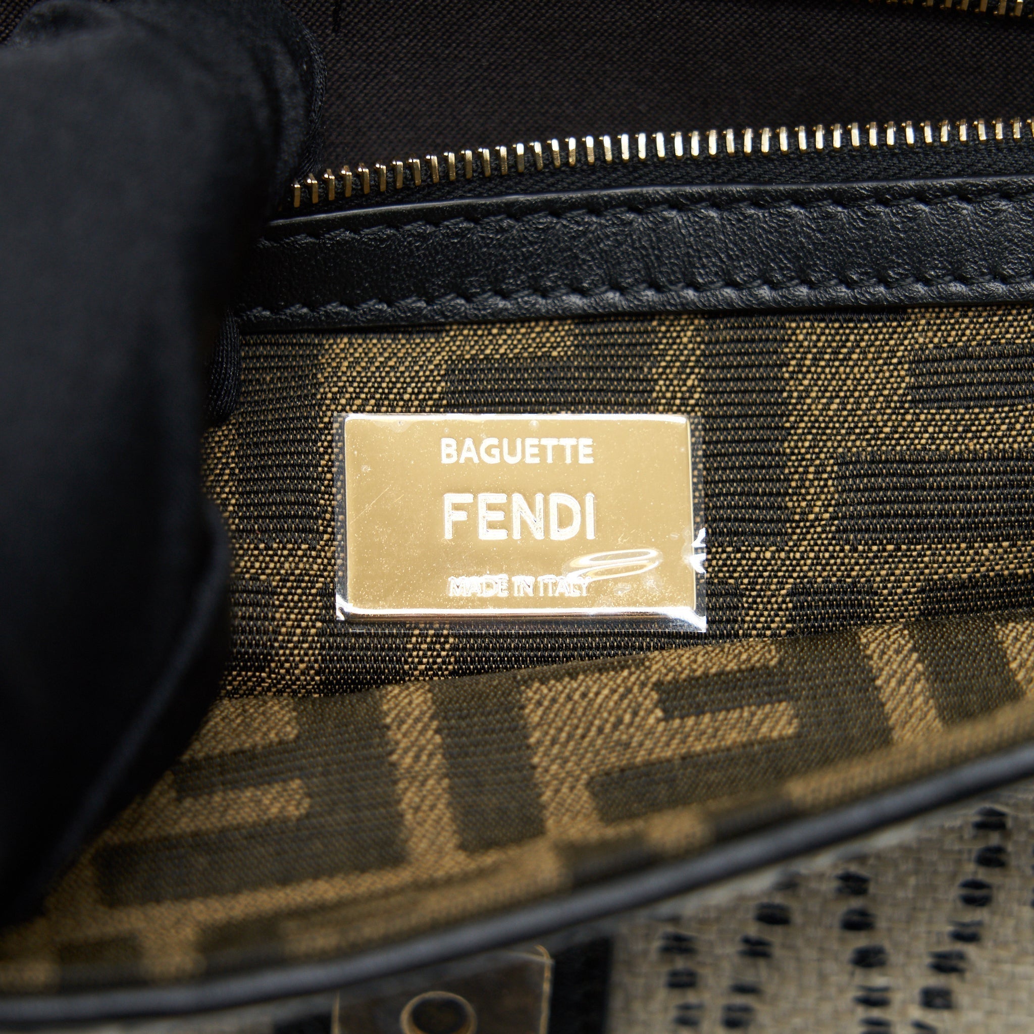 fendi-baguette-iconic-medium-white-raffia-bag-multicolor-1