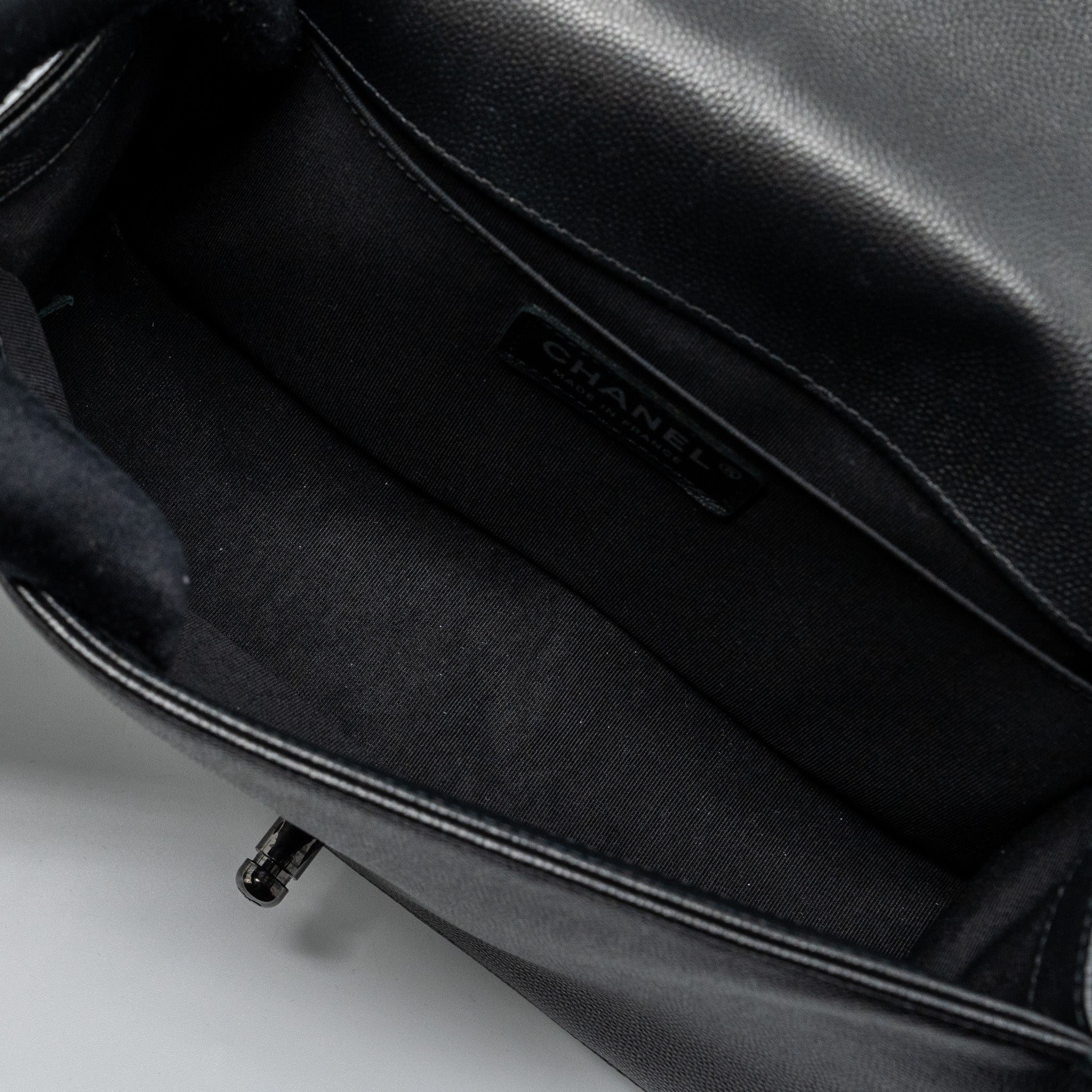 chanel-medium-boy-bag-caviar-so-black-black-hardware