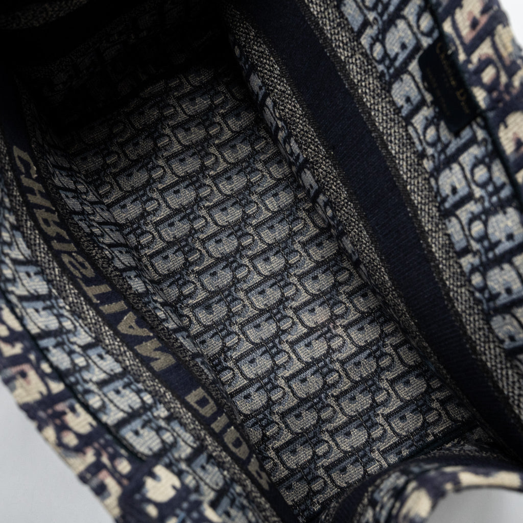 dior-medium-book-tote-blue-oblique-emboidery