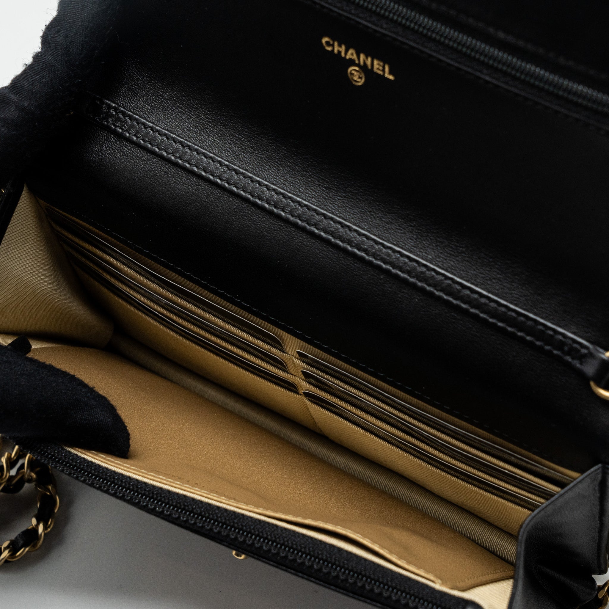 chanel-pearl-crush-wallet-on-chain-lambskin-black-ghw-microchip-10