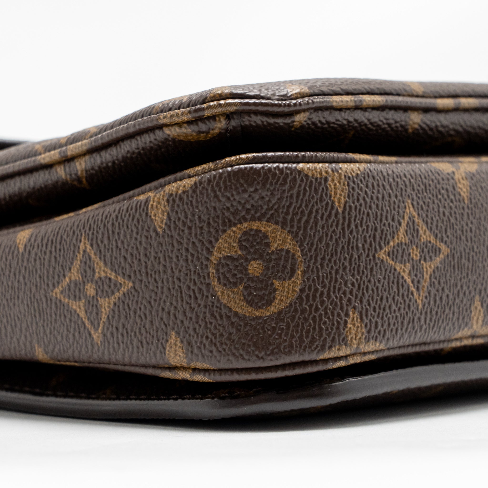 louis-vuitton-pochette-metis-monogram-canvas-ghw-32