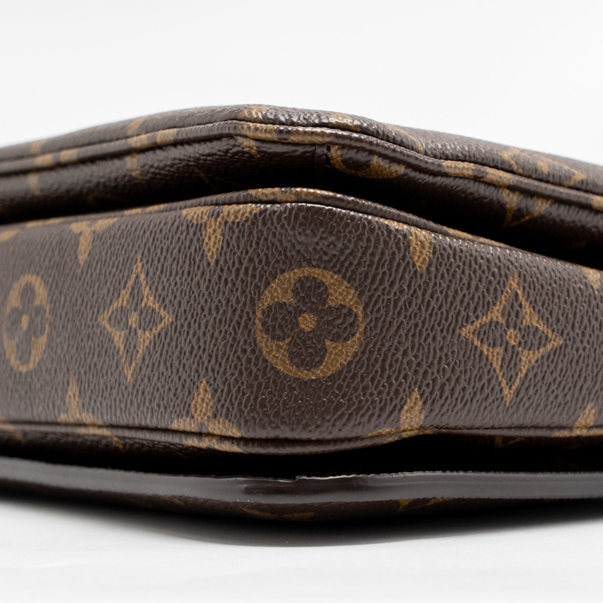 louis-vuitton-pochette-metis-monogram-canvas-ghw-32