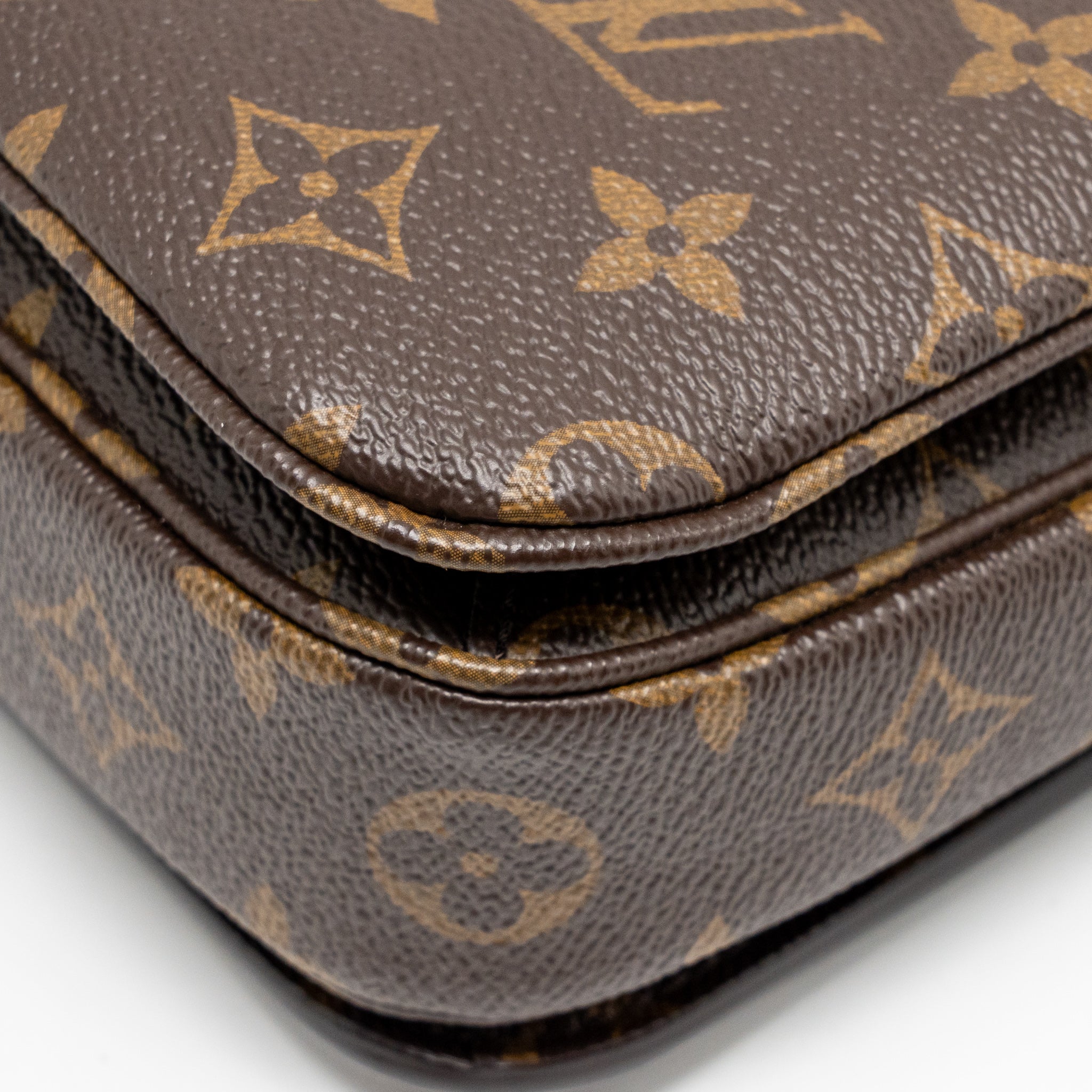 louis-vuitton-pochette-metis-monogram-canvas-ghw-32