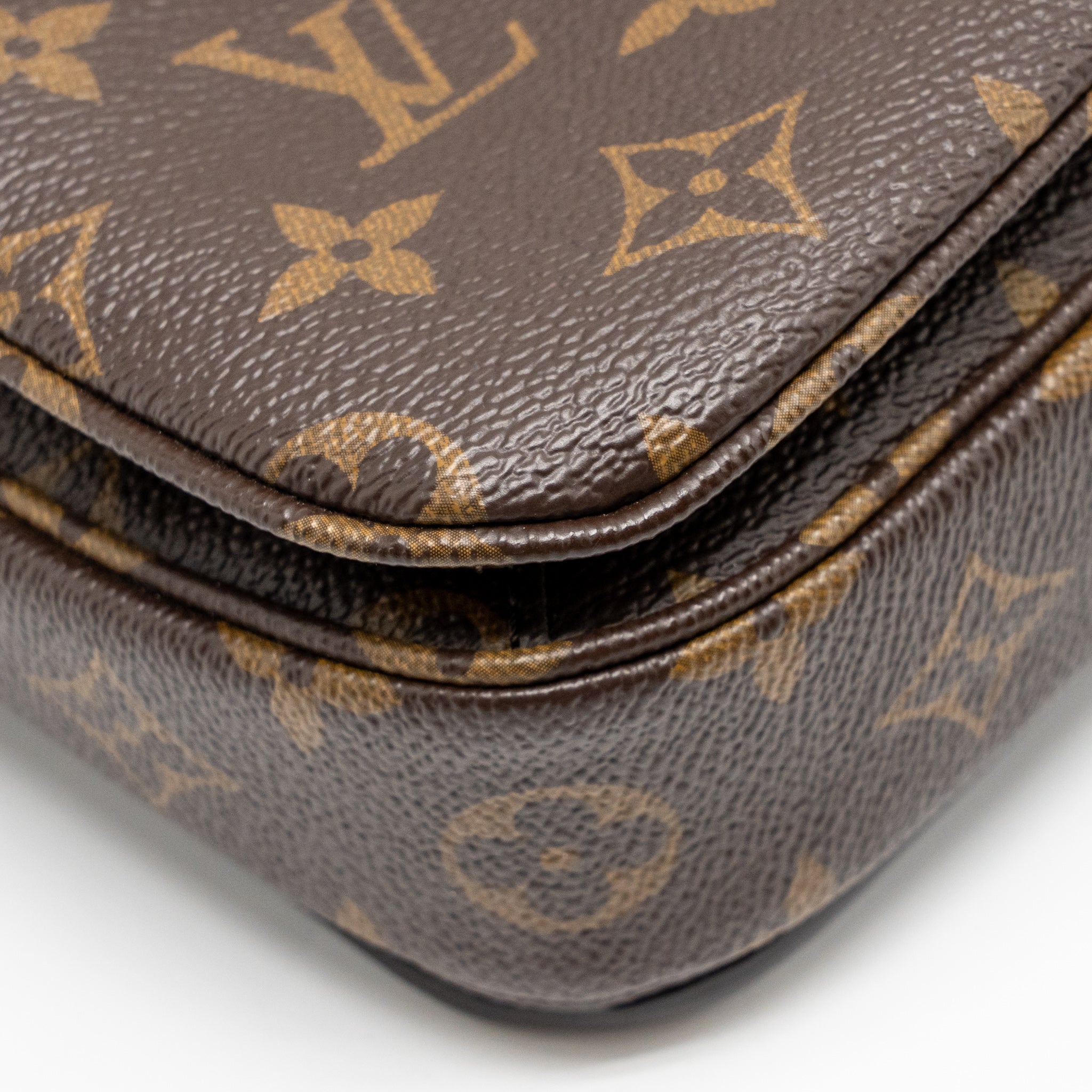 louis-vuitton-pochette-metis-monogram-canvas-ghw-32