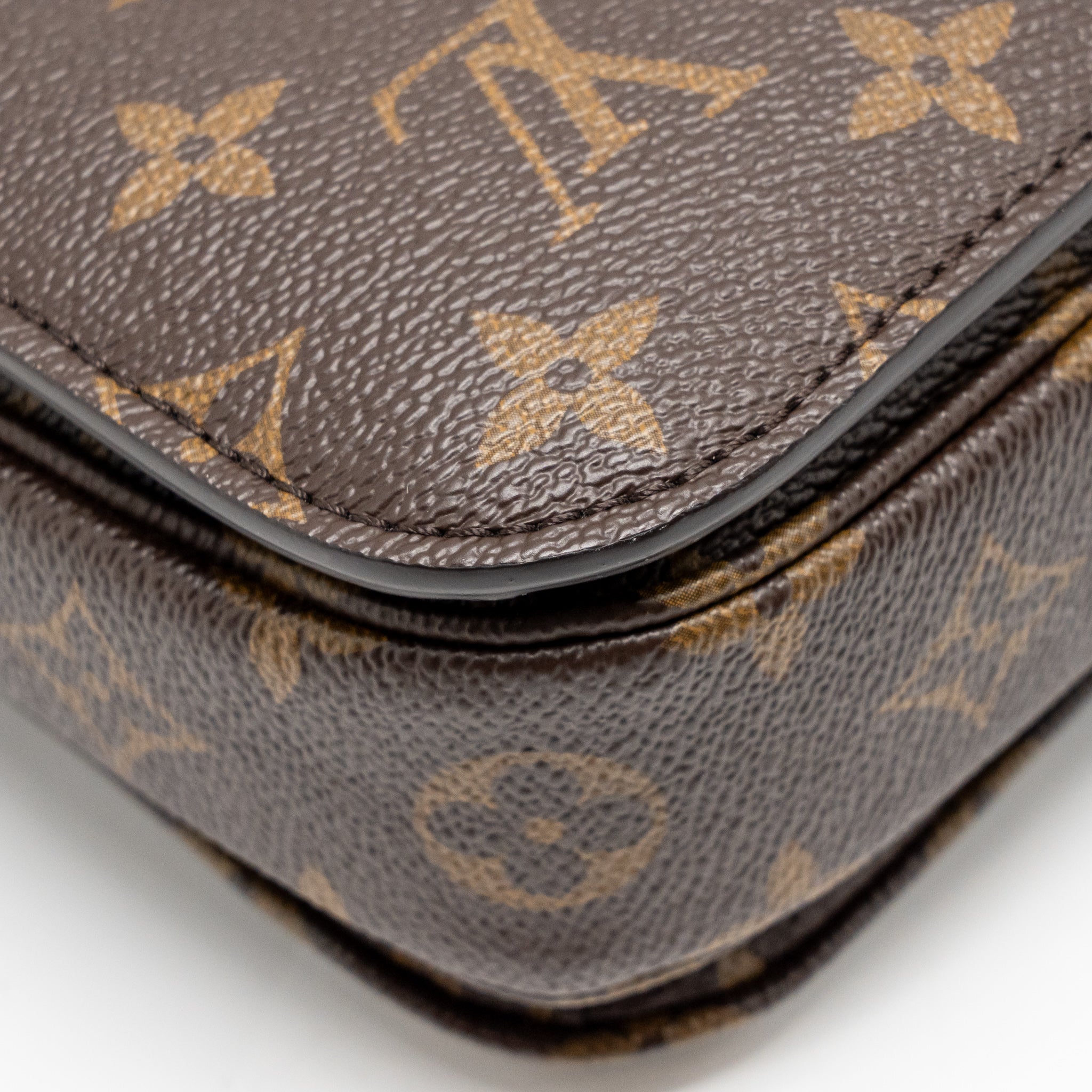 louis-vuitton-pochette-metis-monogram-canvas-ghw-32