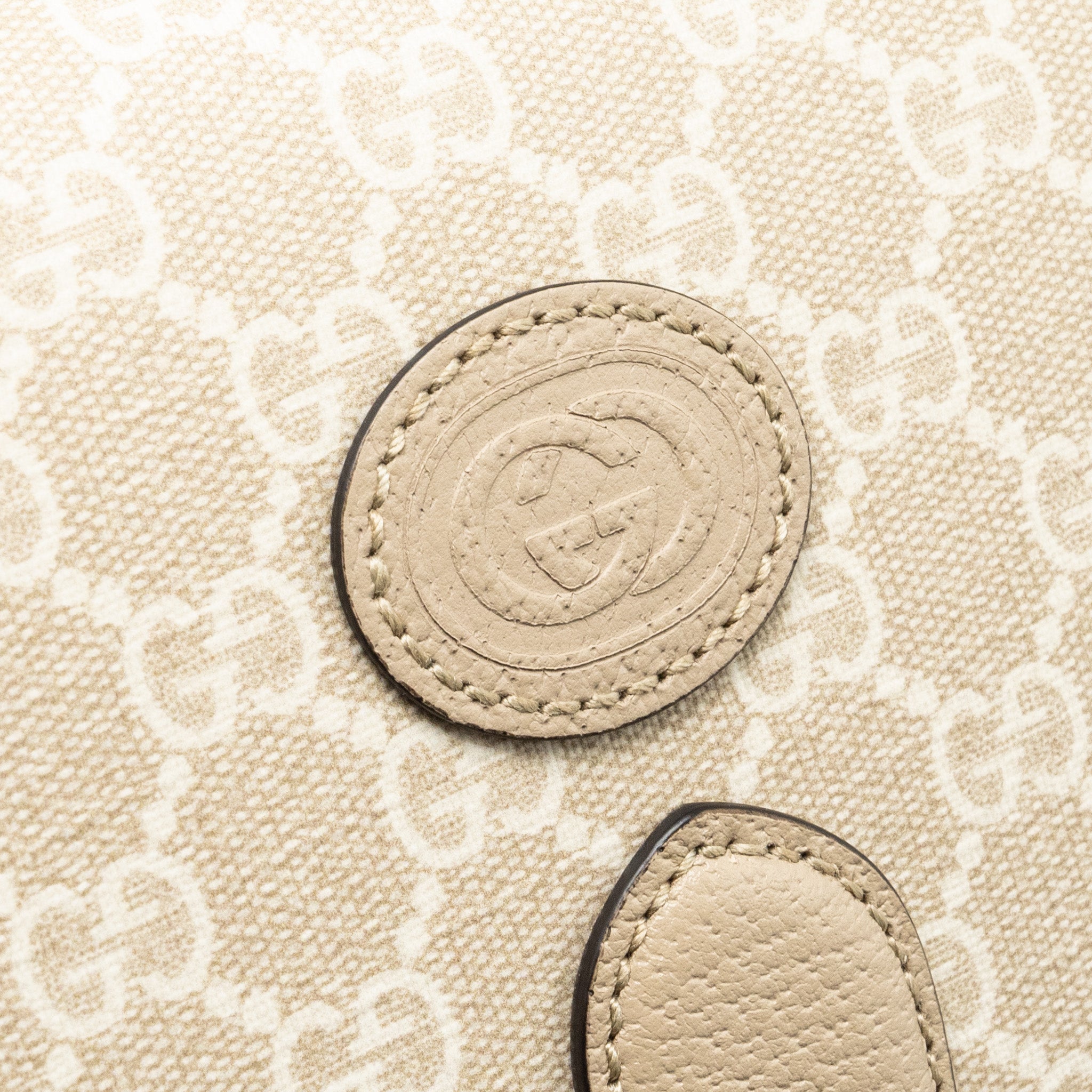 gucci-interlock-gg-logo-crossbody-messanger-bag-canvas-calfskin-light-grey-ghw